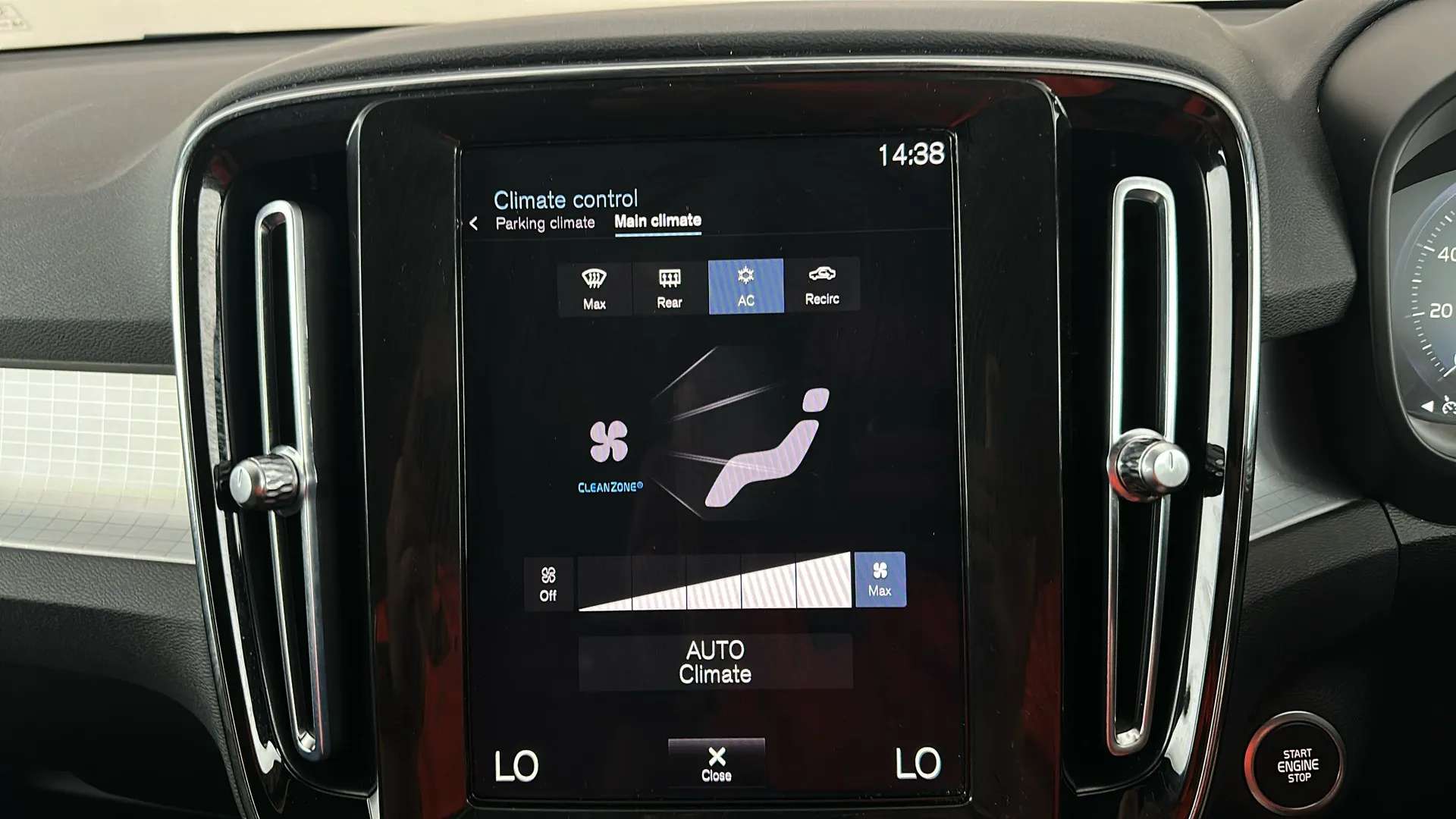 2023 VOLVO XC40 2023 VOLVO XC40