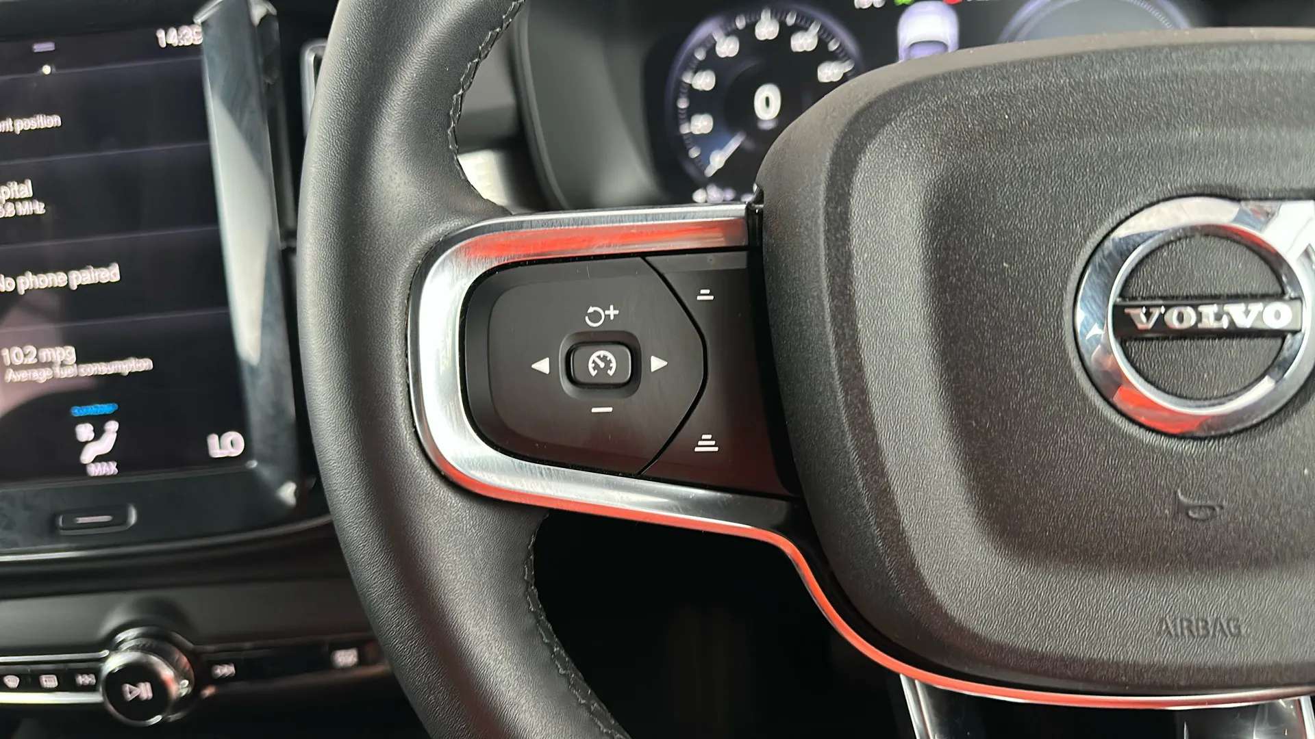 2023 VOLVO XC40 2023 VOLVO XC40