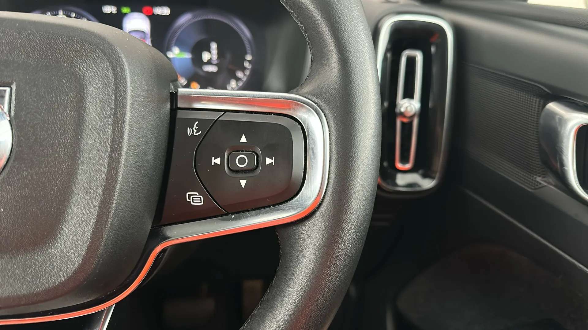 2023 VOLVO XC40 2023 VOLVO XC40
