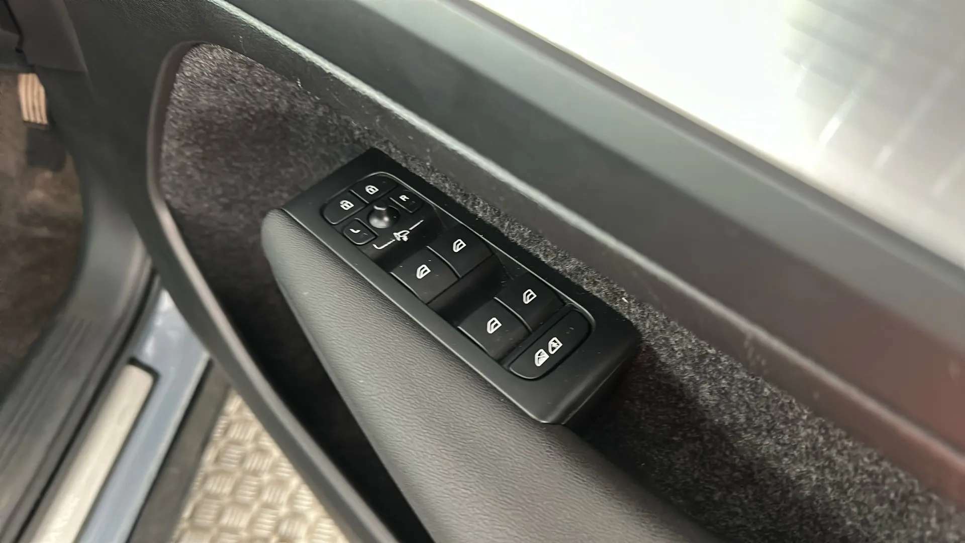 2023 VOLVO XC40 2023 VOLVO XC40