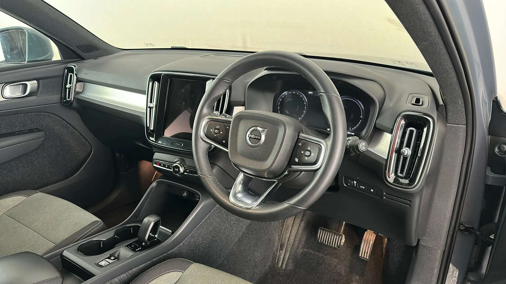 2023 VOLVO XC40 2023 VOLVO XC40