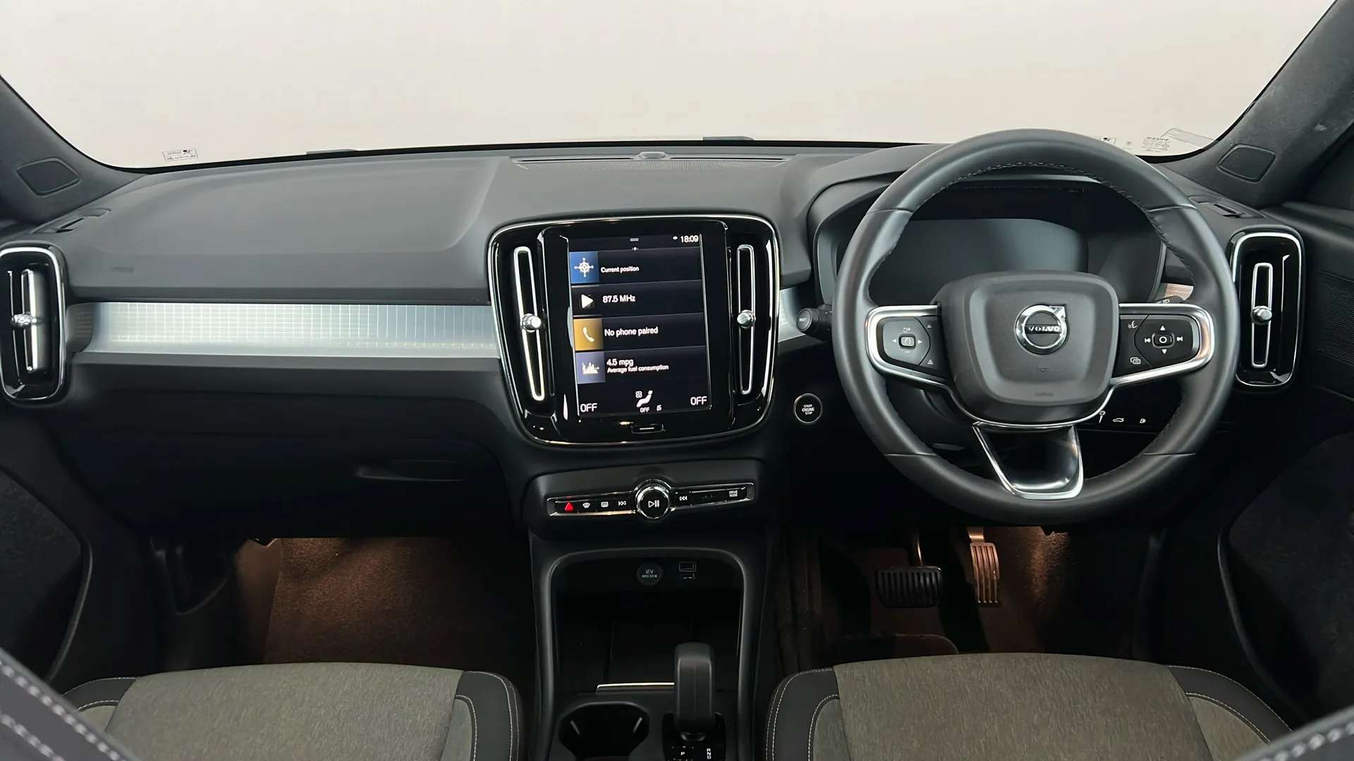 2023 VOLVO XC40 2023 VOLVO XC40