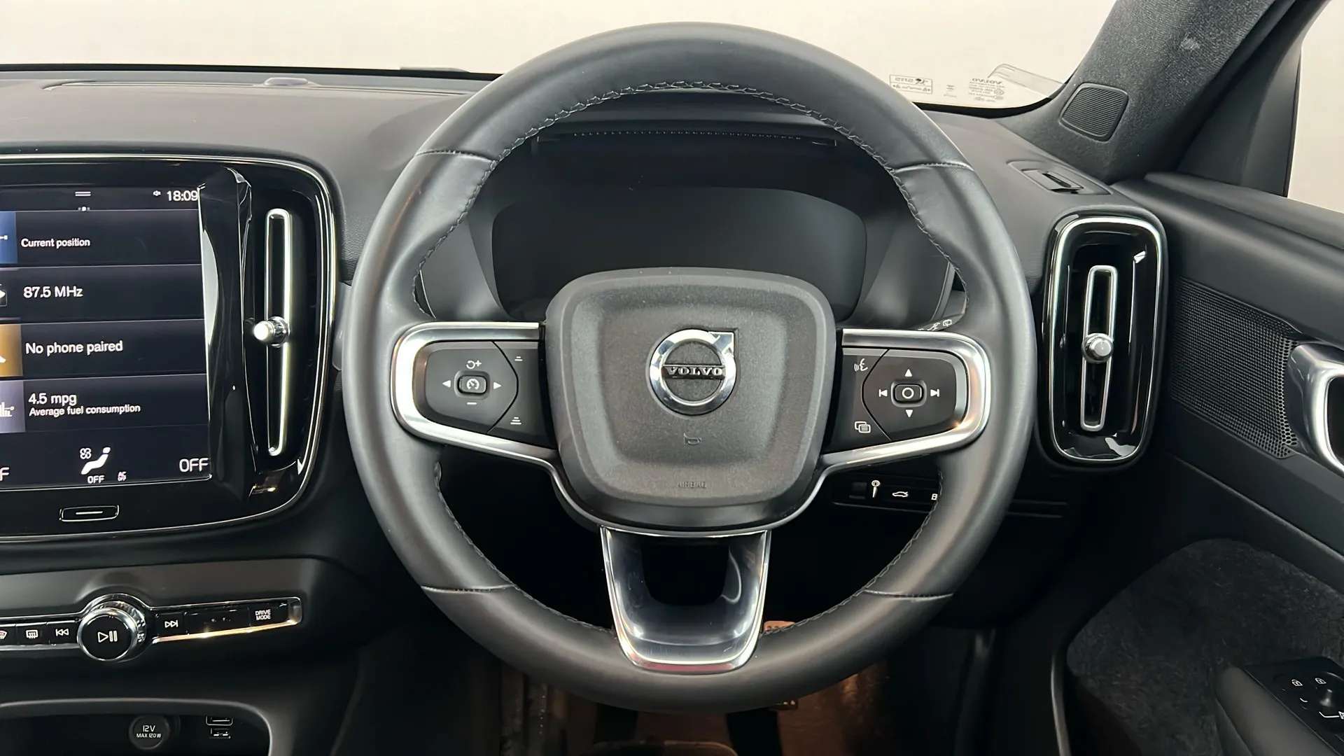 2023 VOLVO XC40 2023 VOLVO XC40