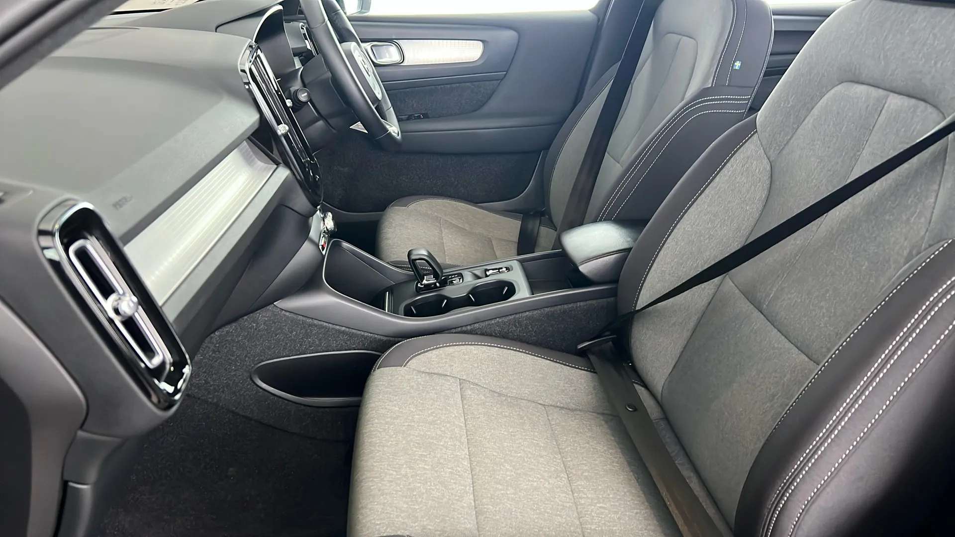2023 VOLVO XC40 2023 VOLVO XC40
