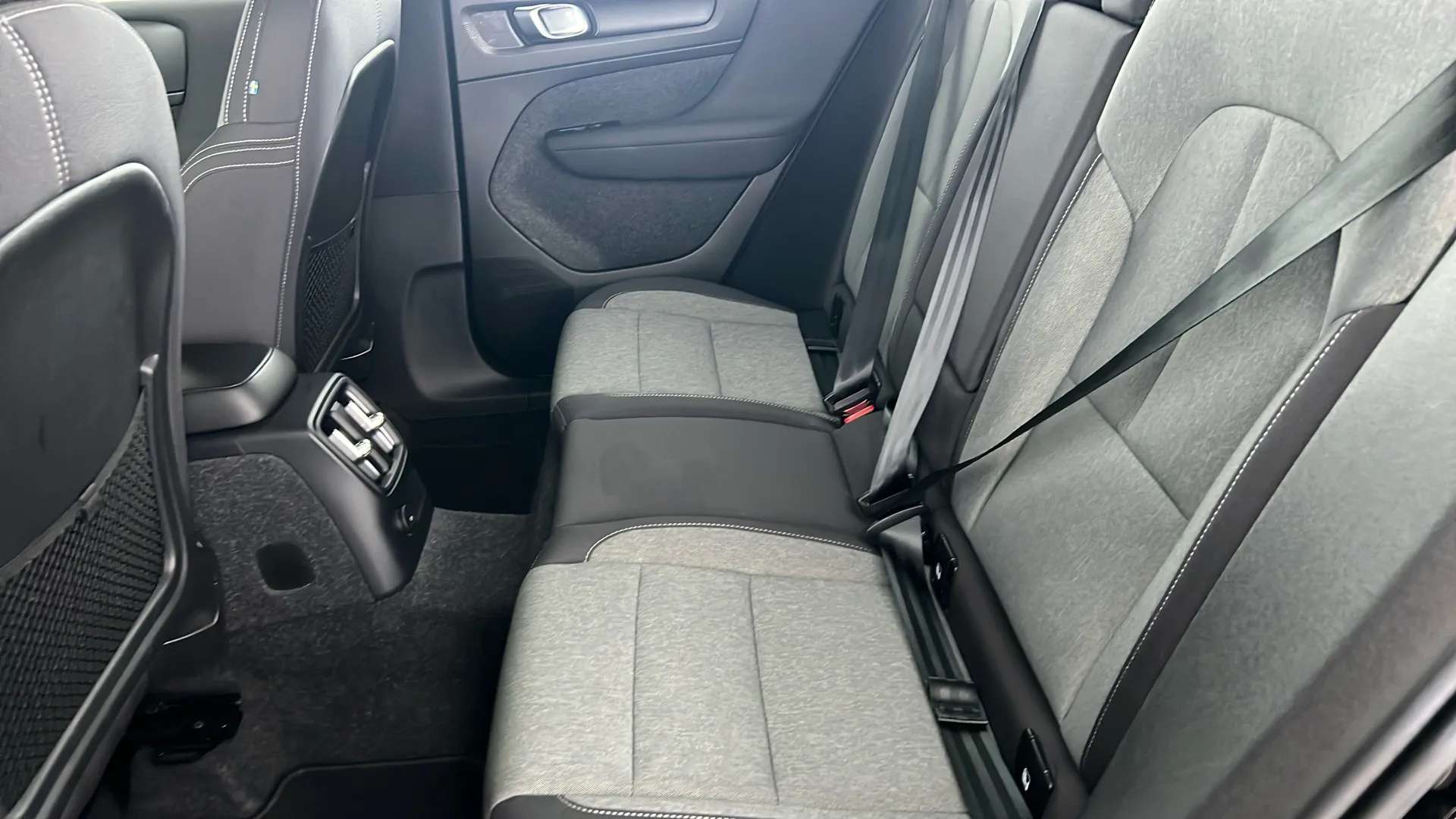 2023 VOLVO XC40 2023 VOLVO XC40