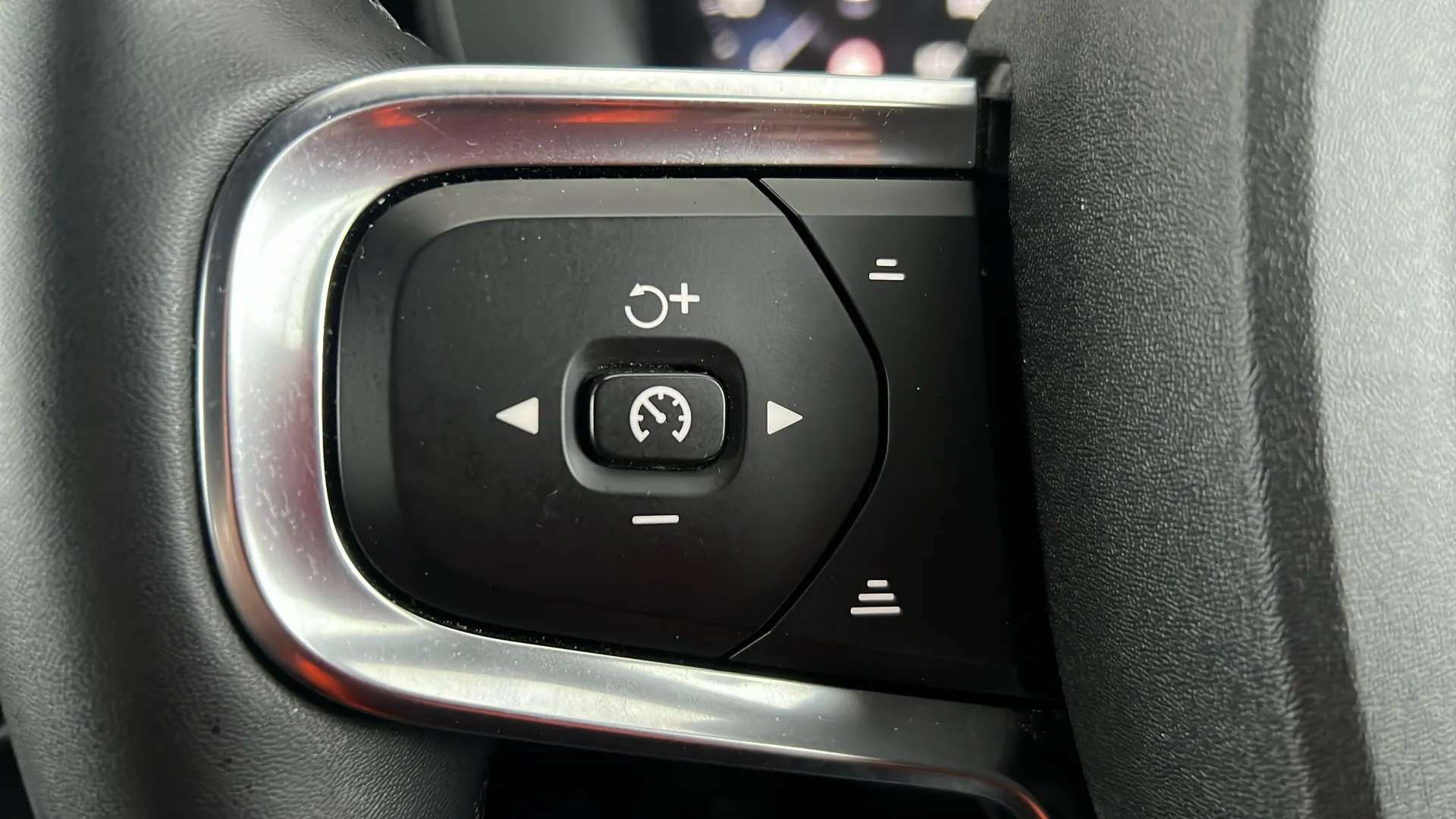 2023 VOLVO XC40 2023 VOLVO XC40