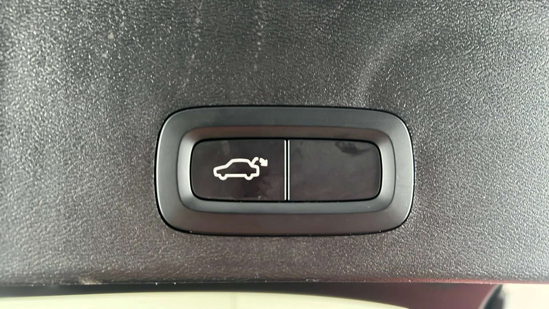 2023 VOLVO XC40 2023 VOLVO XC40