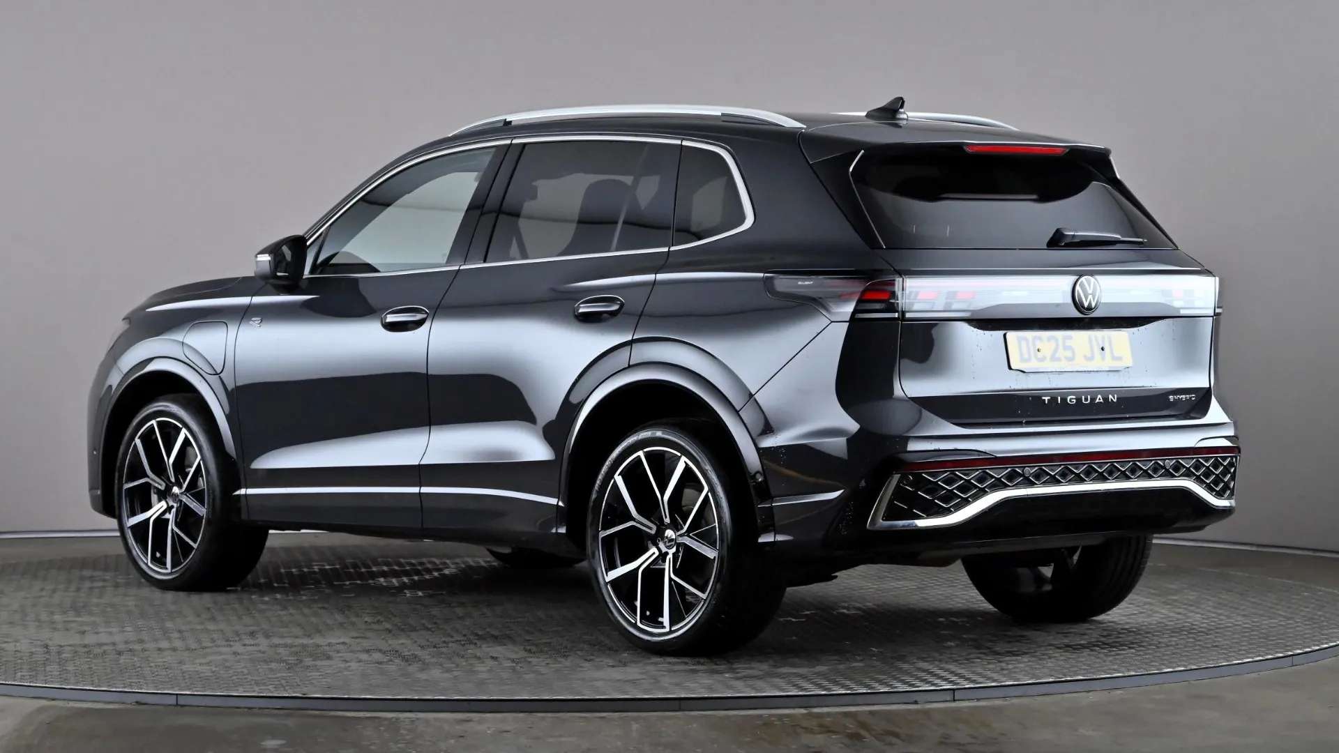 A 2025 VOLKSWAGEN TIGUAN 1.5 TSI eHybrid R-Line DSG A 2025 VOLKSWAGEN TIGUAN 1.5 TSI eHybrid R-Line DSG
