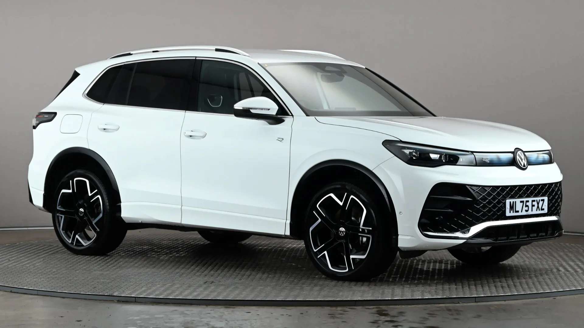 A 2025 VOLKSWAGEN TIGUAN 1.5 TSI eHybrid R-Line DSG A 2025 VOLKSWAGEN TIGUAN 1.5 TSI eHybrid R-Line DSG