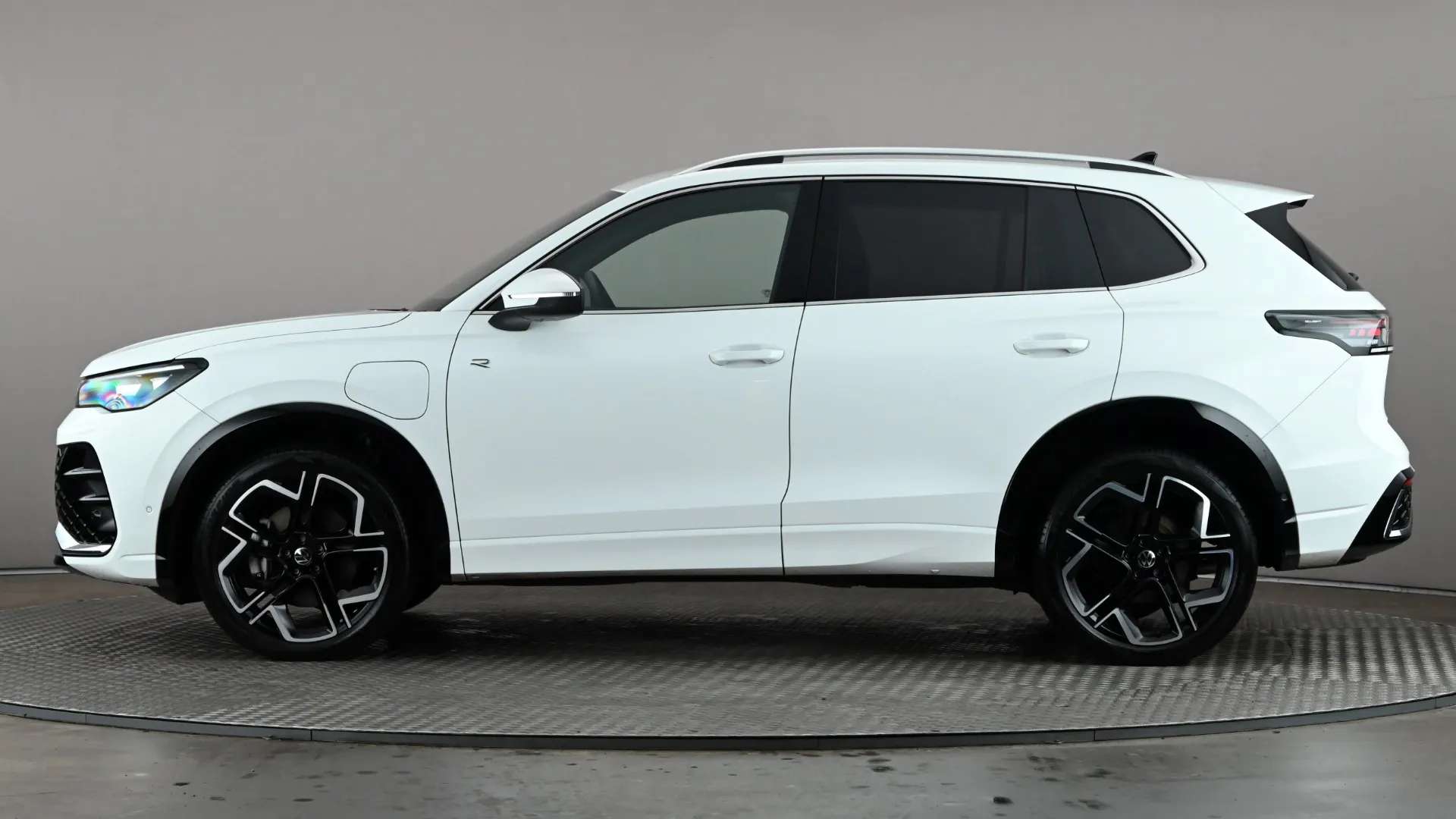 A 2025 VOLKSWAGEN TIGUAN 1.5 TSI eHybrid R-Line DSG A 2025 VOLKSWAGEN TIGUAN 1.5 TSI eHybrid R-Line DSG