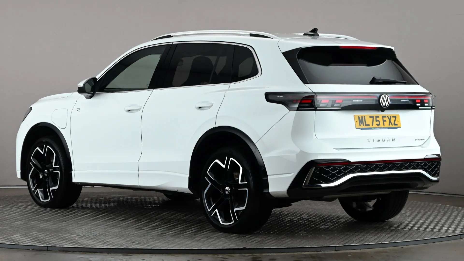 A 2025 VOLKSWAGEN TIGUAN 1.5 TSI eHybrid R-Line DSG A 2025 VOLKSWAGEN TIGUAN 1.5 TSI eHybrid R-Line DSG