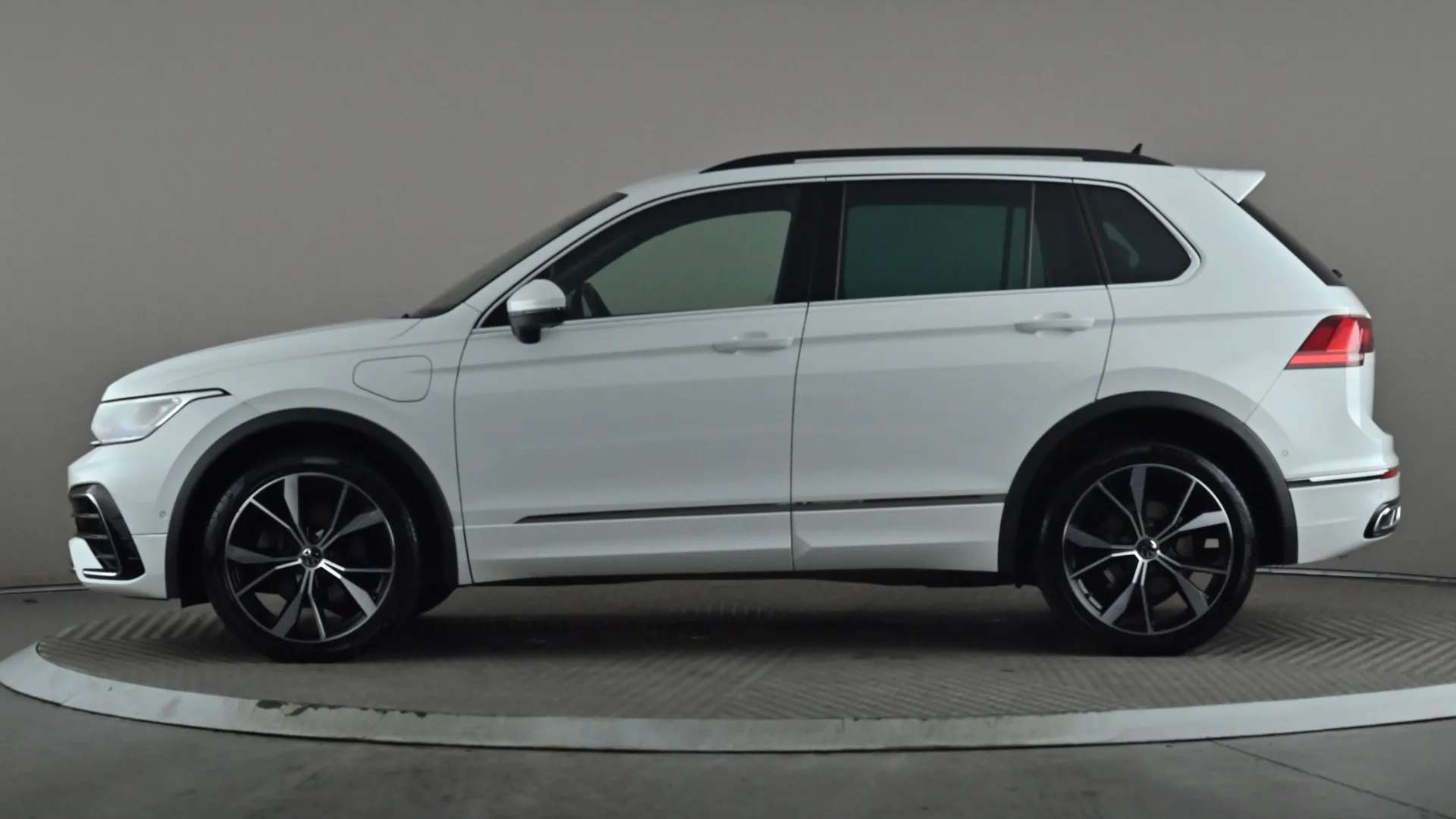 A 2022 VOLKSWAGEN TIGUAN 1.4 TSI eHybrid R-Line DSG A 2022 VOLKSWAGEN TIGUAN 1.4 TSI eHybrid R-Line DSG