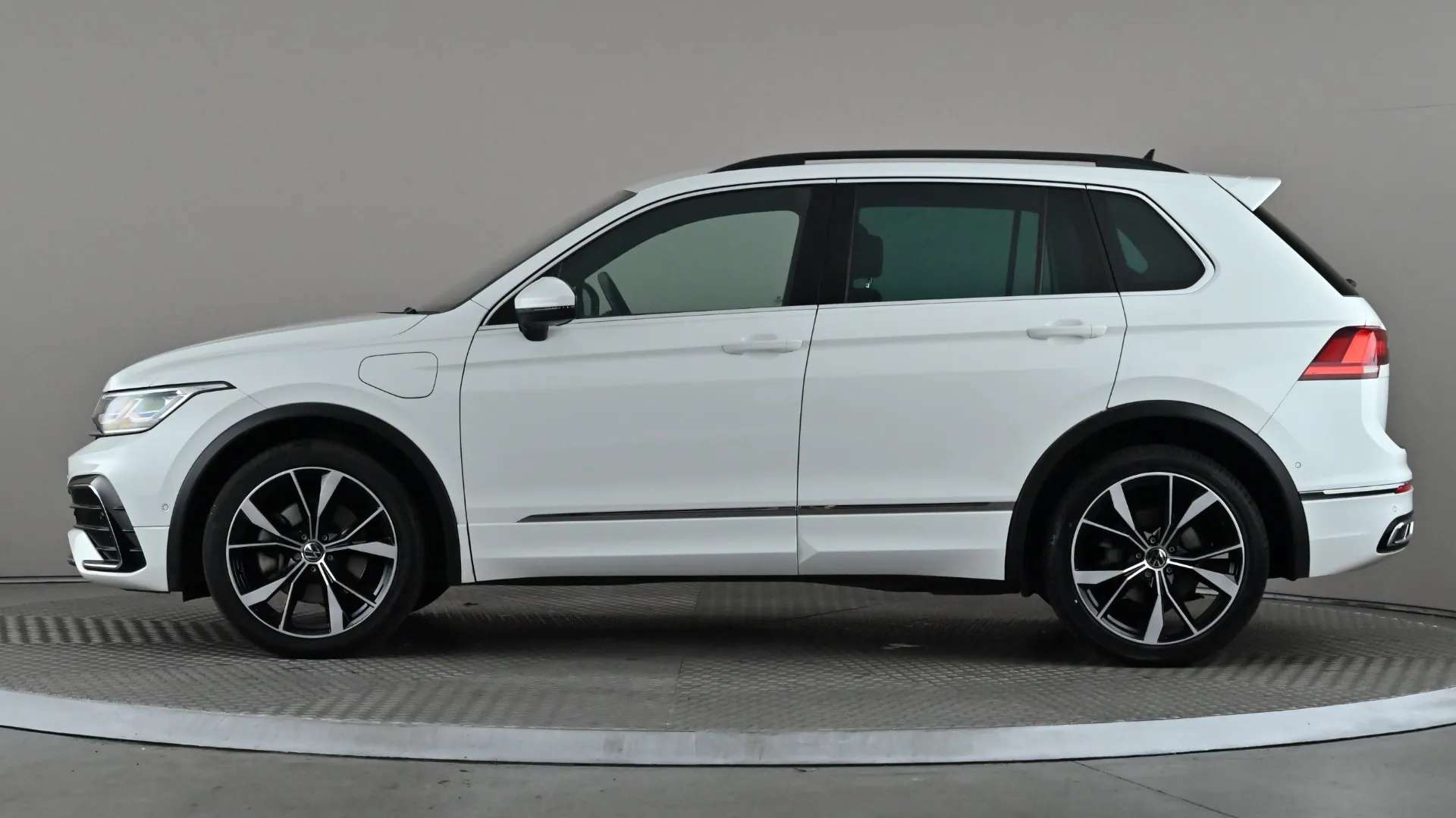 A 2023 VOLKSWAGEN TIGUAN 1.4 TSI eHybrid R-Line DSG A 2023 VOLKSWAGEN TIGUAN 1.4 TSI eHybrid R-Line DSG