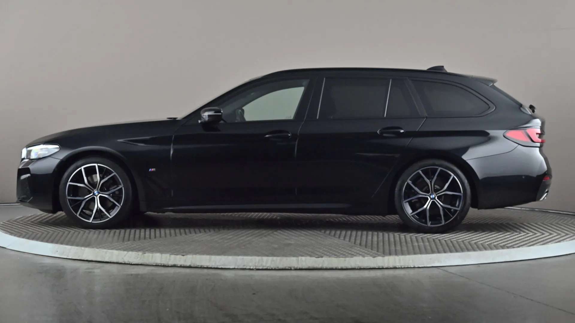 A 2021 BMW 5 SERIES TOURING 520d MHT M Sport Step Auto A 2021 BMW 5 SERIES TOURING 520d MHT M Sport Step Auto