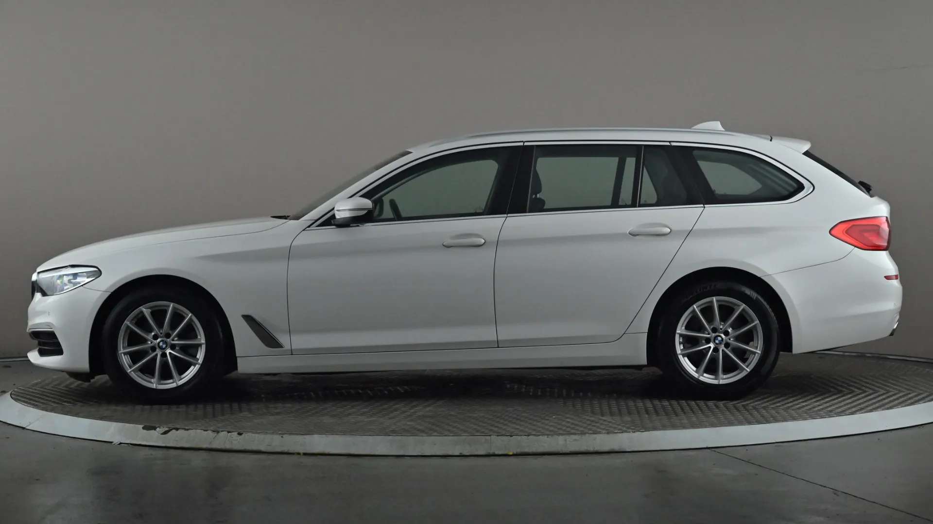 A 2019 BMW 5 SERIES 520d SE Auto A 2019 BMW 5 SERIES 520d SE Auto