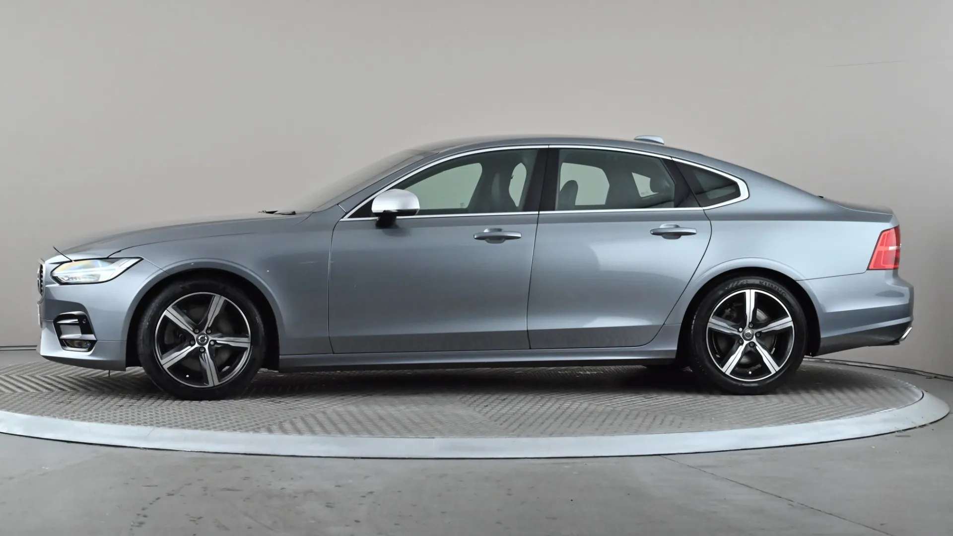 A 2019 VOLVO S90 2.0 T4 R DESIGN Geartronic A 2019 VOLVO S90 2.0 T4 R DESIGN Geartronic