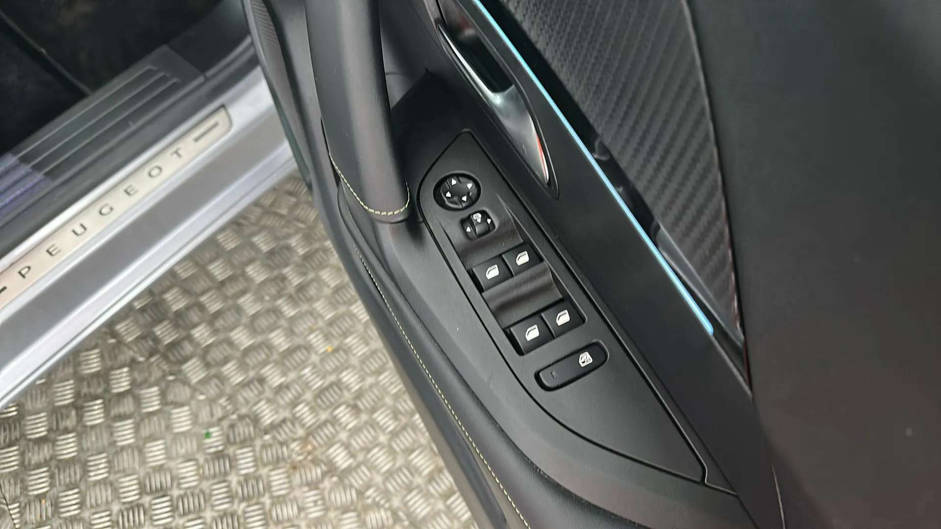 2023 PEUGEOT 2008 2023 PEUGEOT 2008