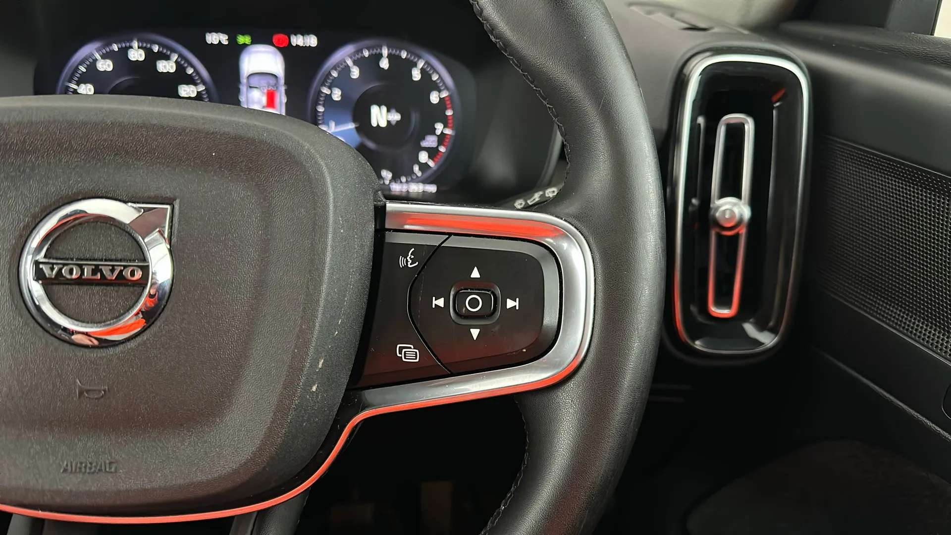 2022 VOLVO XC40 2022 VOLVO XC40