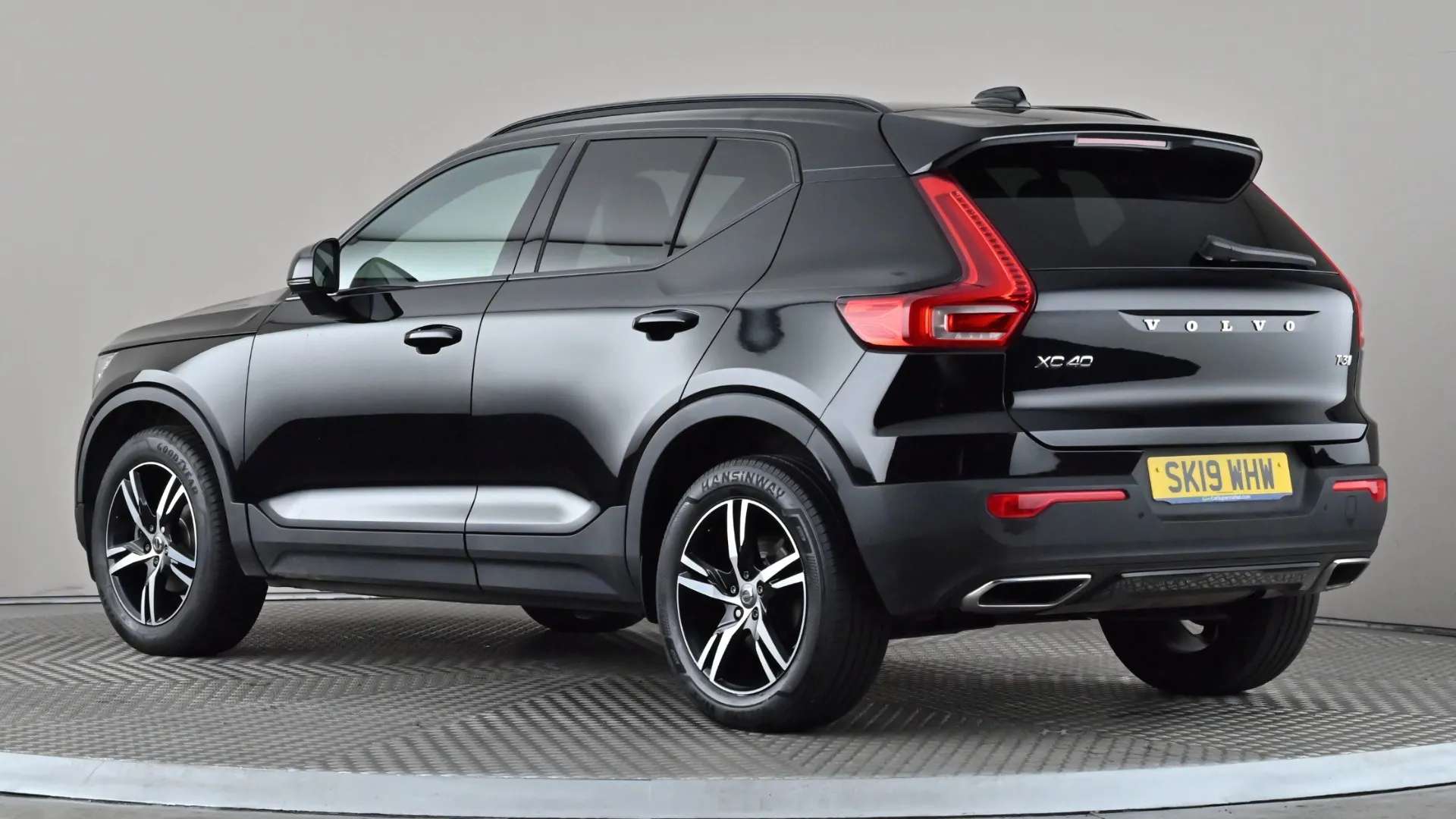 A 2019 VOLVO XC40 1.5 T3 R DESIGN A 2019 VOLVO XC40 1.5 T3 R DESIGN