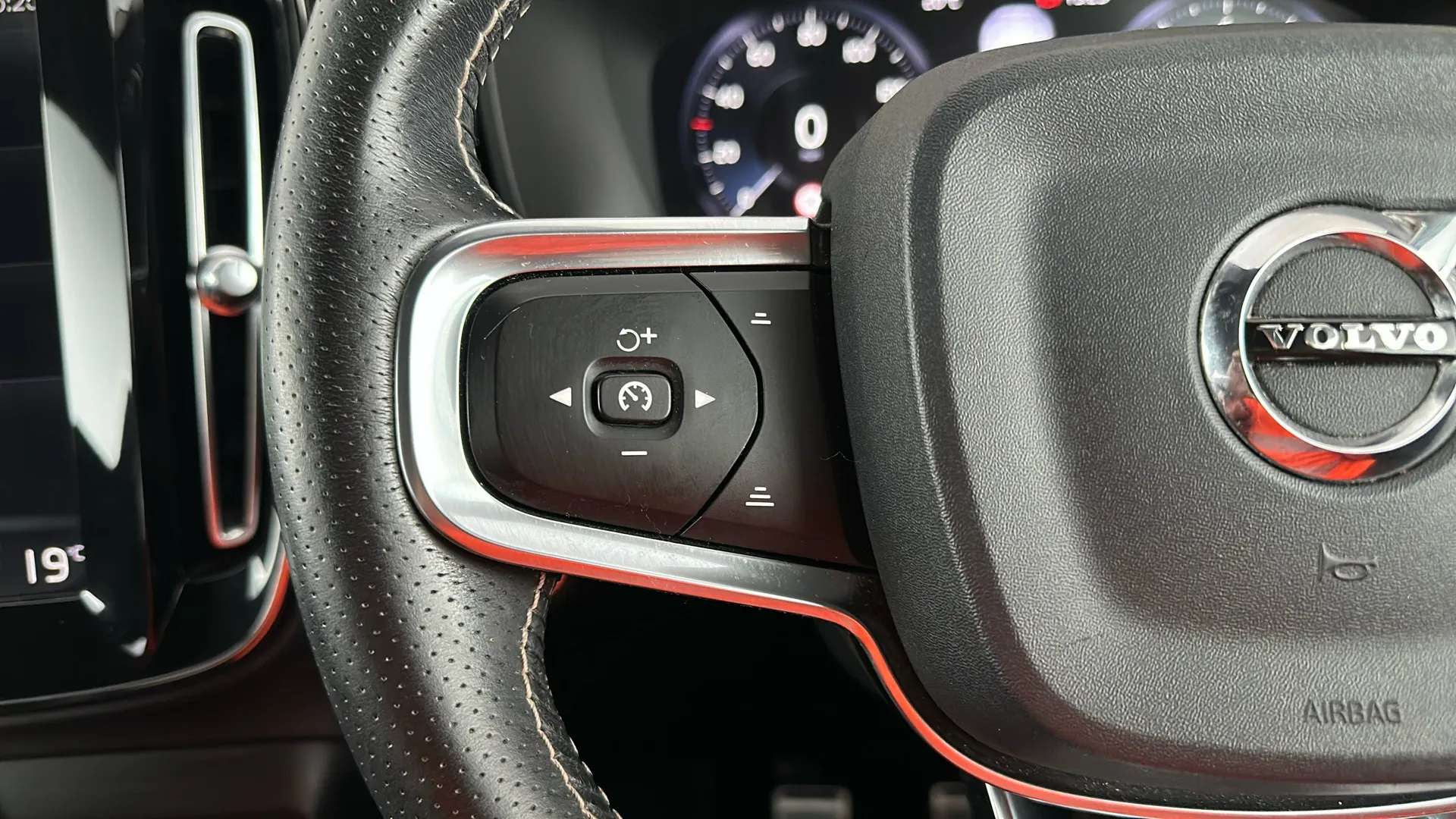 2019 VOLVO XC40 2019 VOLVO XC40