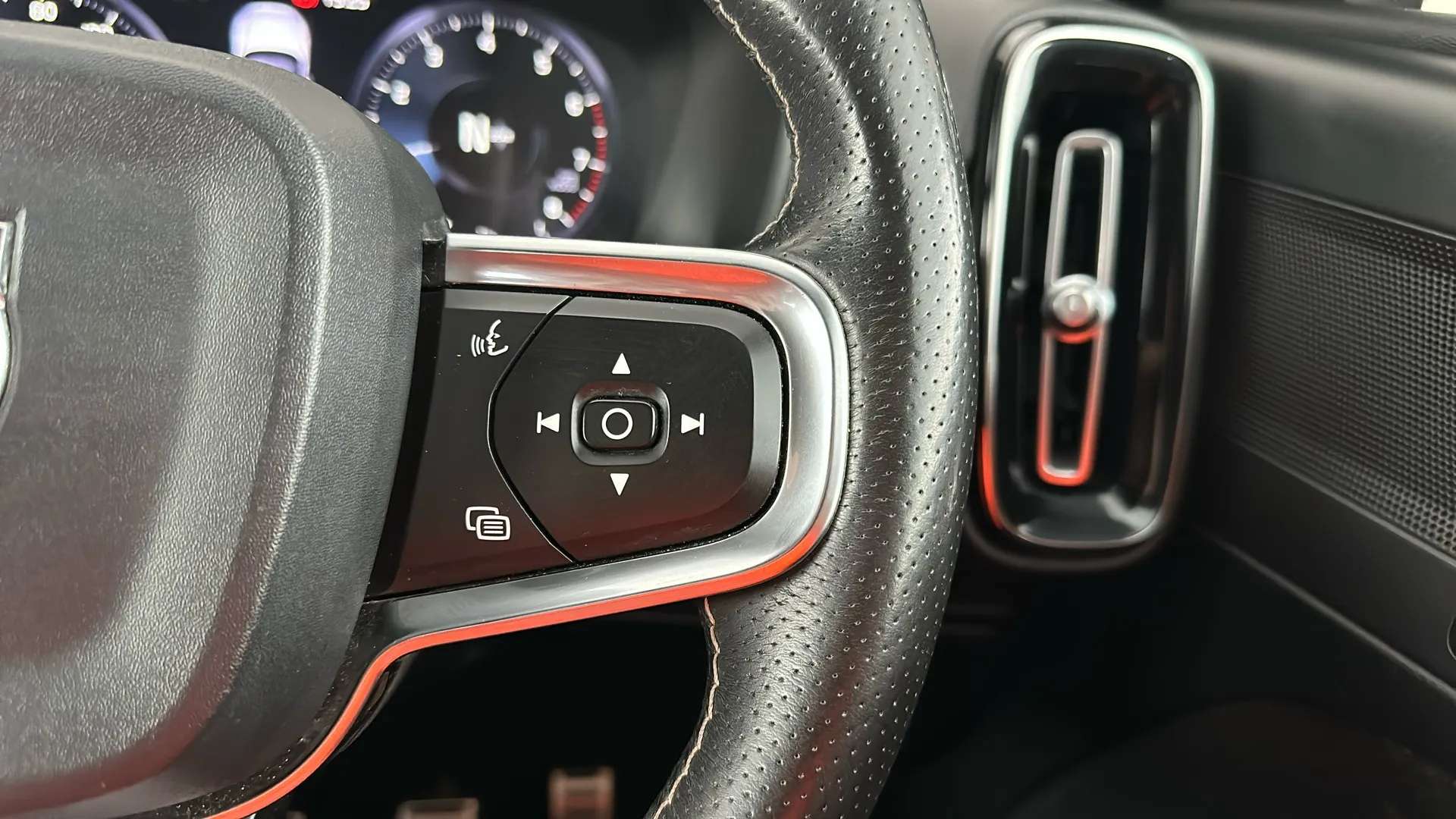 2019 VOLVO XC40 2019 VOLVO XC40