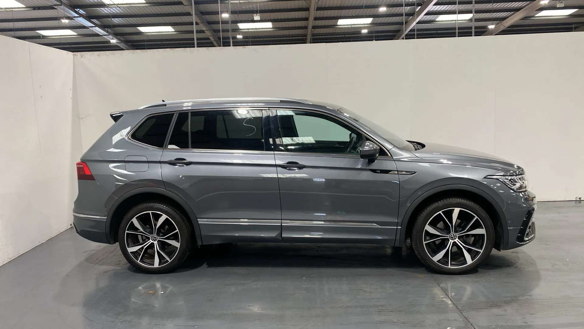 A 2022 VOLKSWAGEN TIGUAN ALLSPACE 2.0 TDI R-Line DSG A 2022 VOLKSWAGEN TIGUAN ALLSPACE 2.0 TDI R-Line DSG