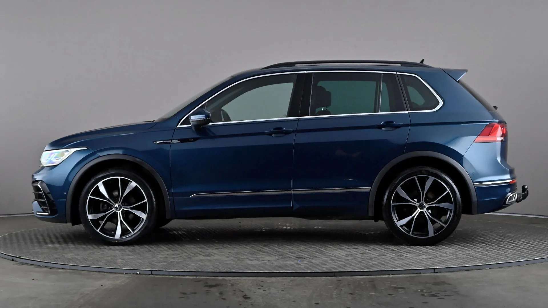 A 2021 VOLKSWAGEN TIGUAN 2.0 TDI R-Line DSG A 2021 VOLKSWAGEN TIGUAN 2.0 TDI R-Line DSG