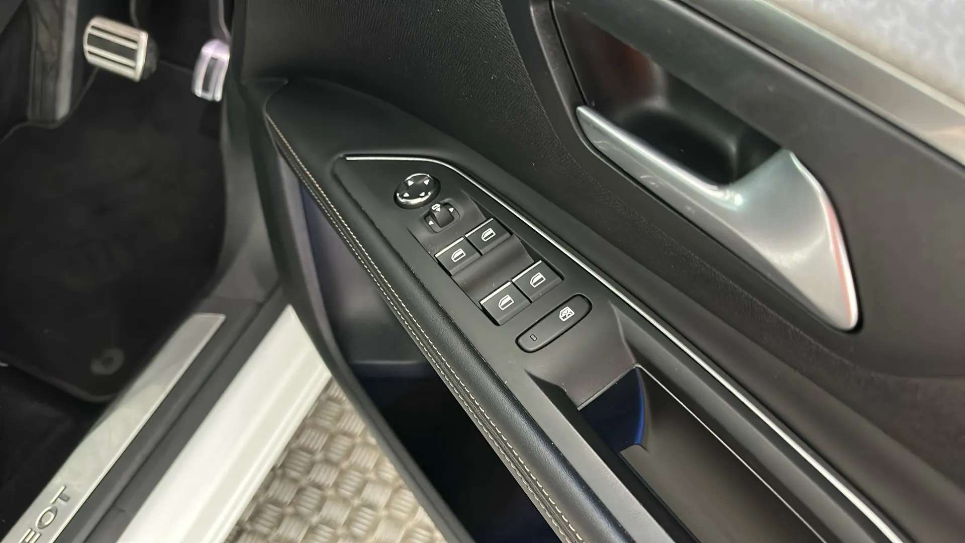 2022 PEUGEOT 5008 2022 PEUGEOT 5008