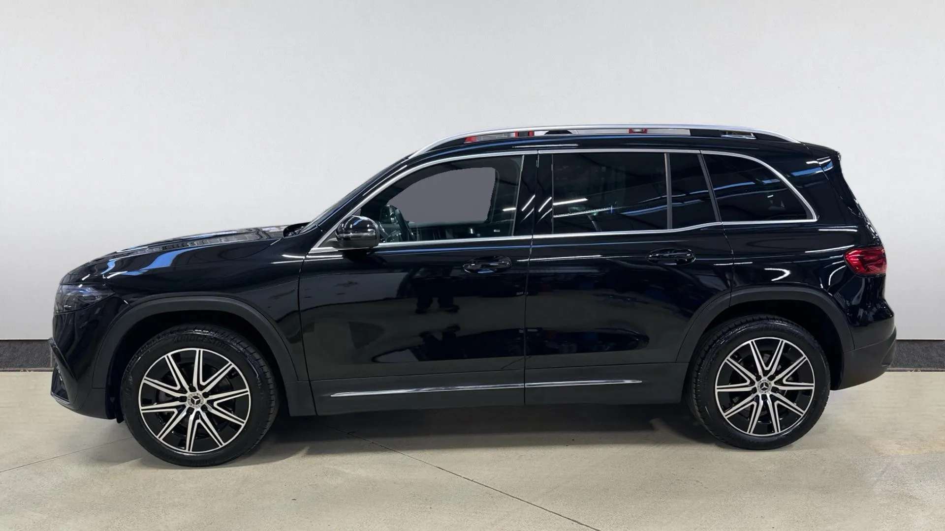 A 2025 MERCEDES-BENZ EQB EQB 300 4M 168kW AMG Line Executive 70.5kWh At A 2025 MERCEDES-BENZ EQB EQB 300 4M 168kW AMG Line Executive 70.5kWh At