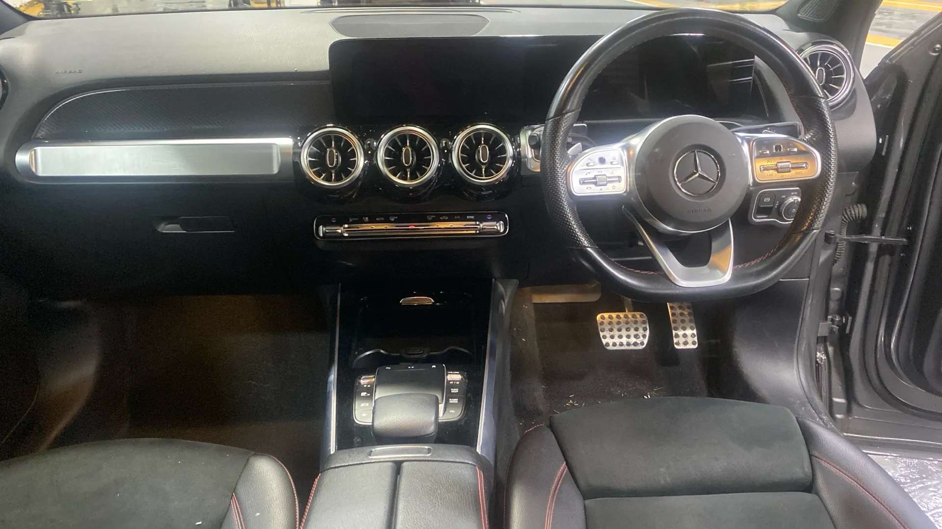 A 2022 MERCEDES-BENZ GLB GLB 200 AMG Line Executive 7G-Tronic A 2022 MERCEDES-BENZ GLB GLB 200 AMG Line Executive 7G-Tronic