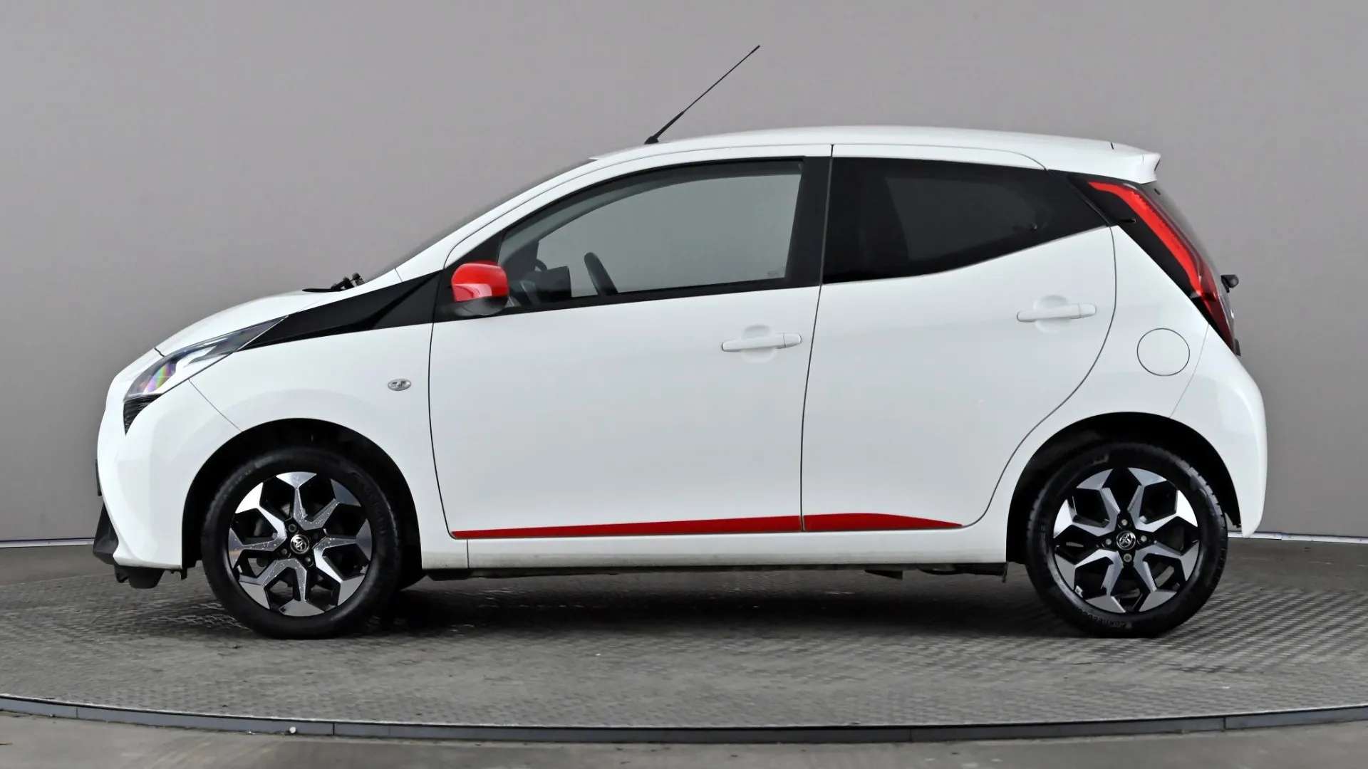 A 2019 TOYOTA AYGO 1.0 VVT-i X-Trend x-shift A 2019 TOYOTA AYGO 1.0 VVT-i X-Trend x-shift