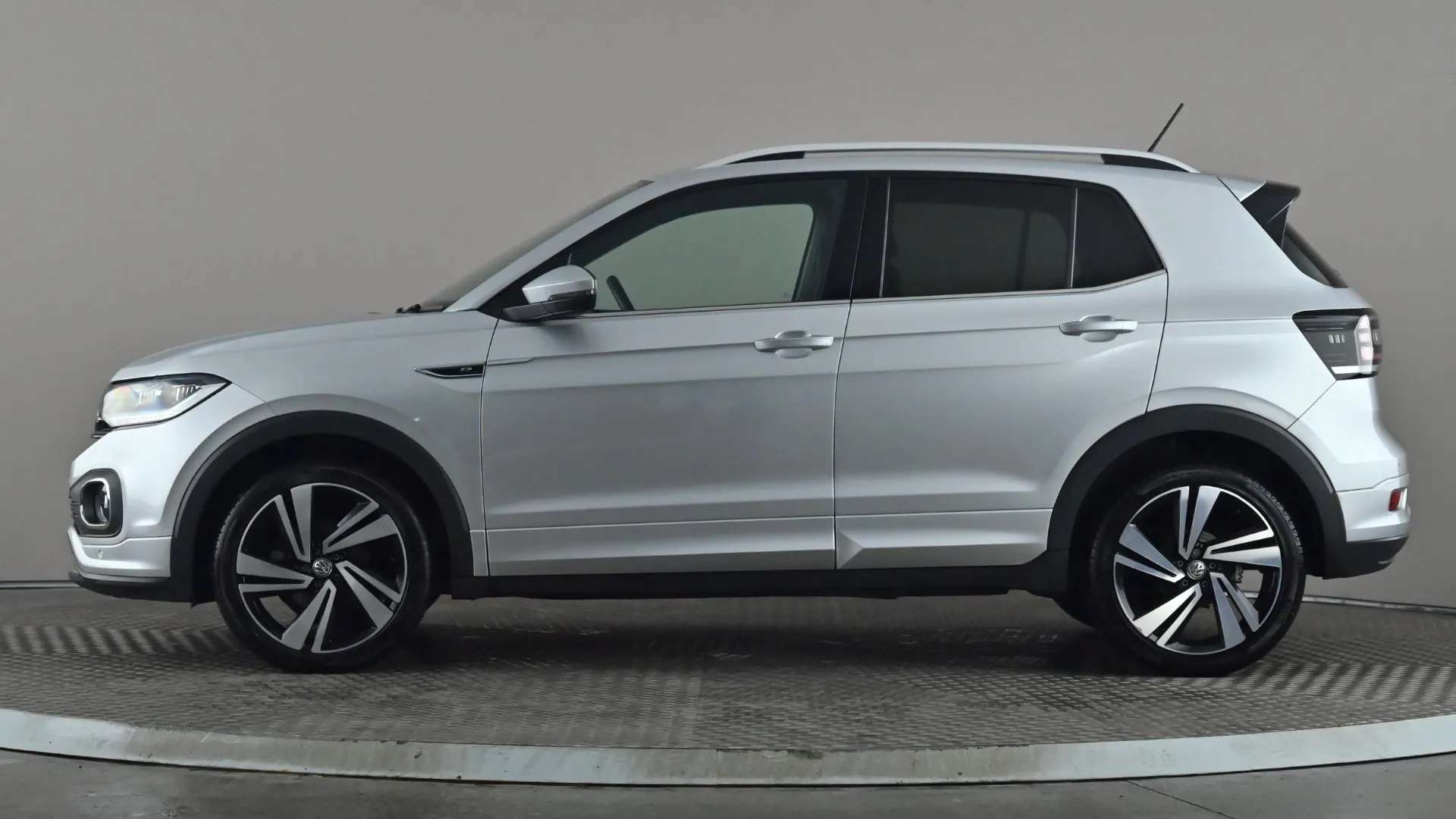 A 2019 VOLKSWAGEN T-CROSS 1.0 TSI 115 R-Line A 2019 VOLKSWAGEN T-CROSS 1.0 TSI 115 R-Line