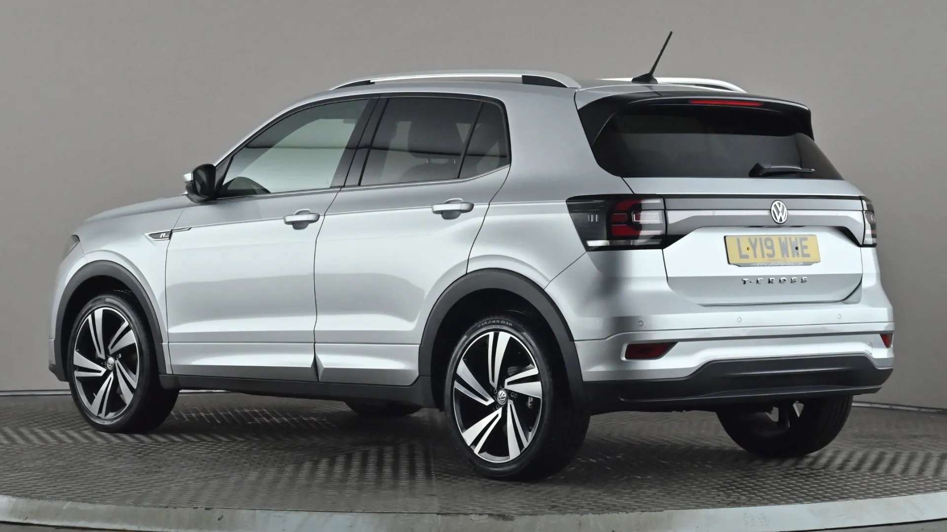 A 2019 VOLKSWAGEN T-CROSS 1.0 TSI 115 R-Line A 2019 VOLKSWAGEN T-CROSS 1.0 TSI 115 R-Line