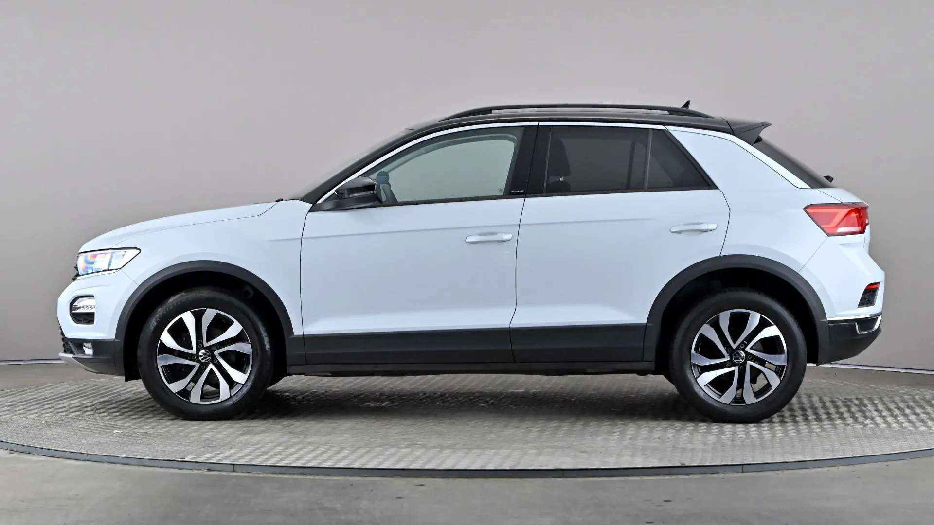 A 2021 VOLKSWAGEN T-ROC 1.5 TSI EVO Active A 2021 VOLKSWAGEN T-ROC 1.5 TSI EVO Active