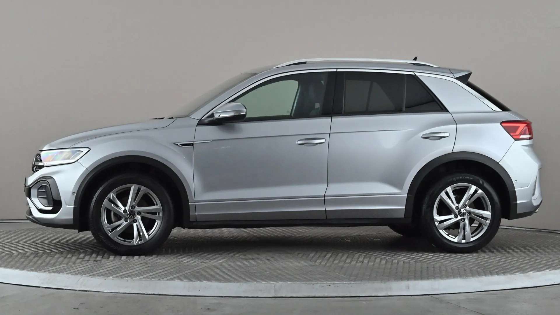 A 2022 VOLKSWAGEN T-ROC 1.5 TSI R-Line DSG A 2022 VOLKSWAGEN T-ROC 1.5 TSI R-Line DSG
