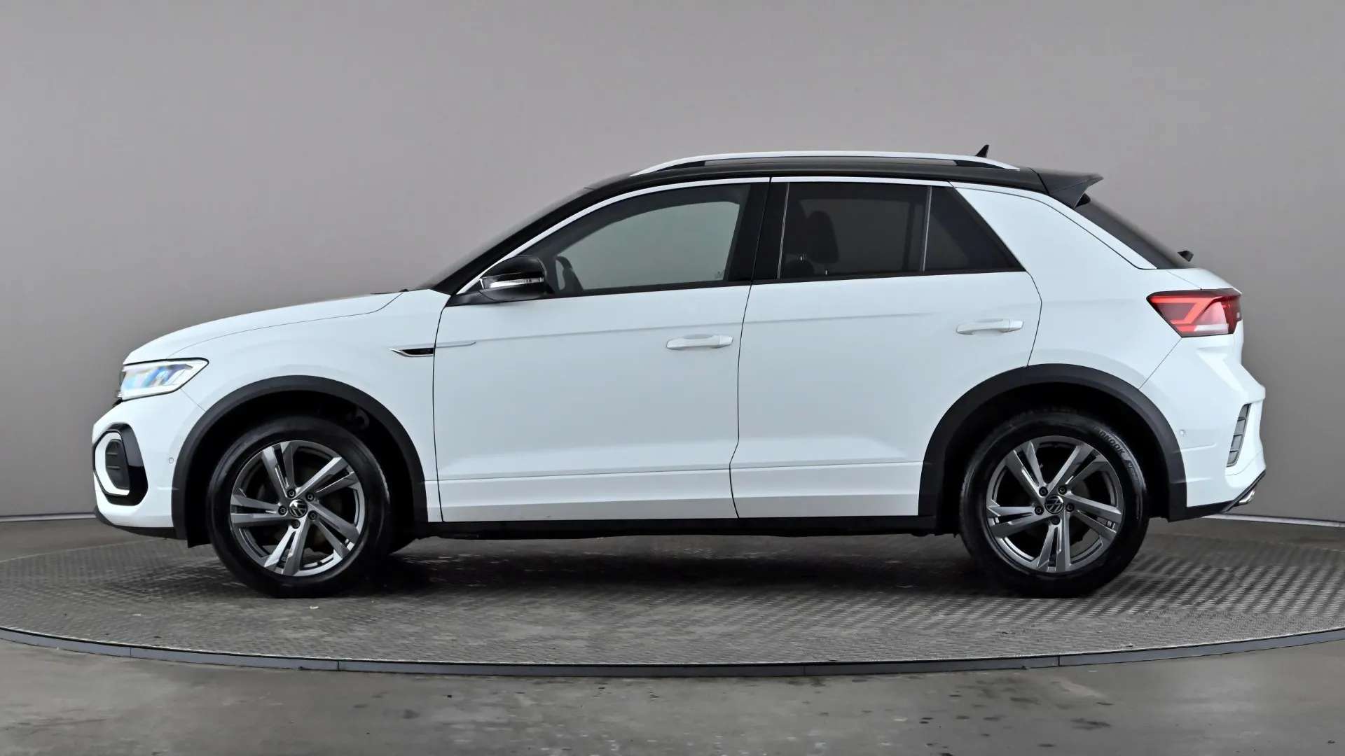 A 2023 VOLKSWAGEN T-ROC 1.5 TSI R-Line DSG A 2023 VOLKSWAGEN T-ROC 1.5 TSI R-Line DSG