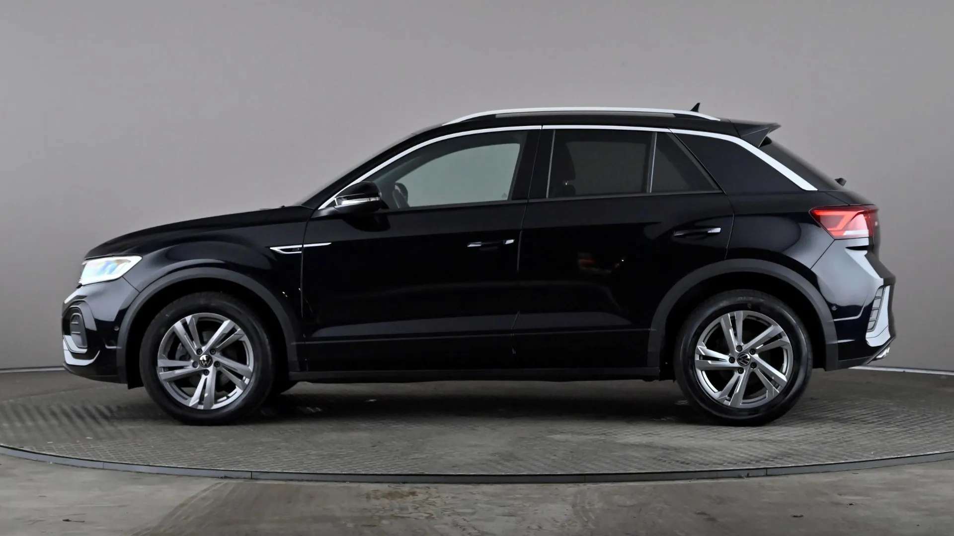 A 2022 VOLKSWAGEN T-ROC 1.5 TSI R-Line DSG A 2022 VOLKSWAGEN T-ROC 1.5 TSI R-Line DSG
