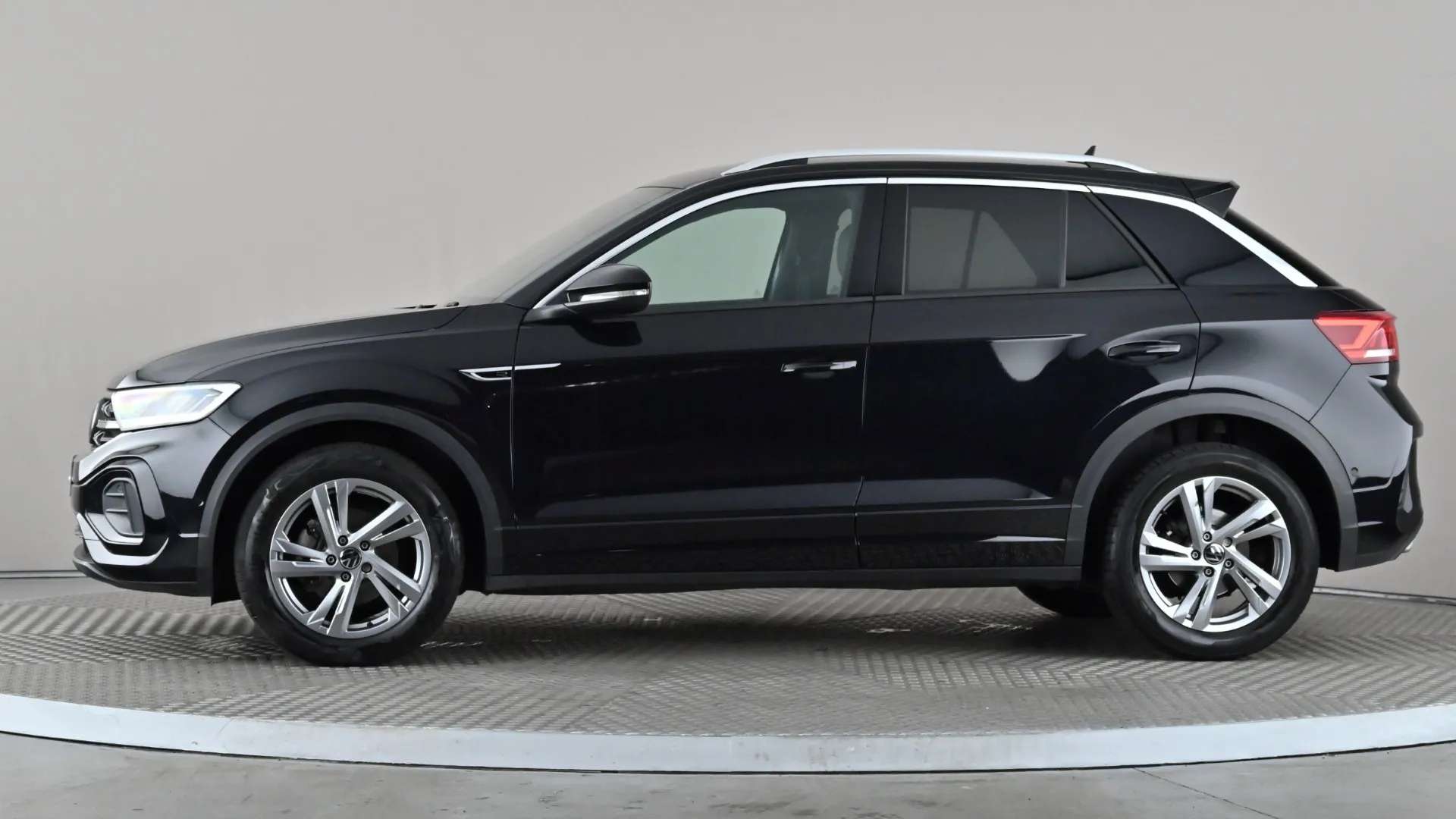 A 2024 VOLKSWAGEN T-ROC 1.5 TSI R-Line DSG A 2024 VOLKSWAGEN T-ROC 1.5 TSI R-Line DSG