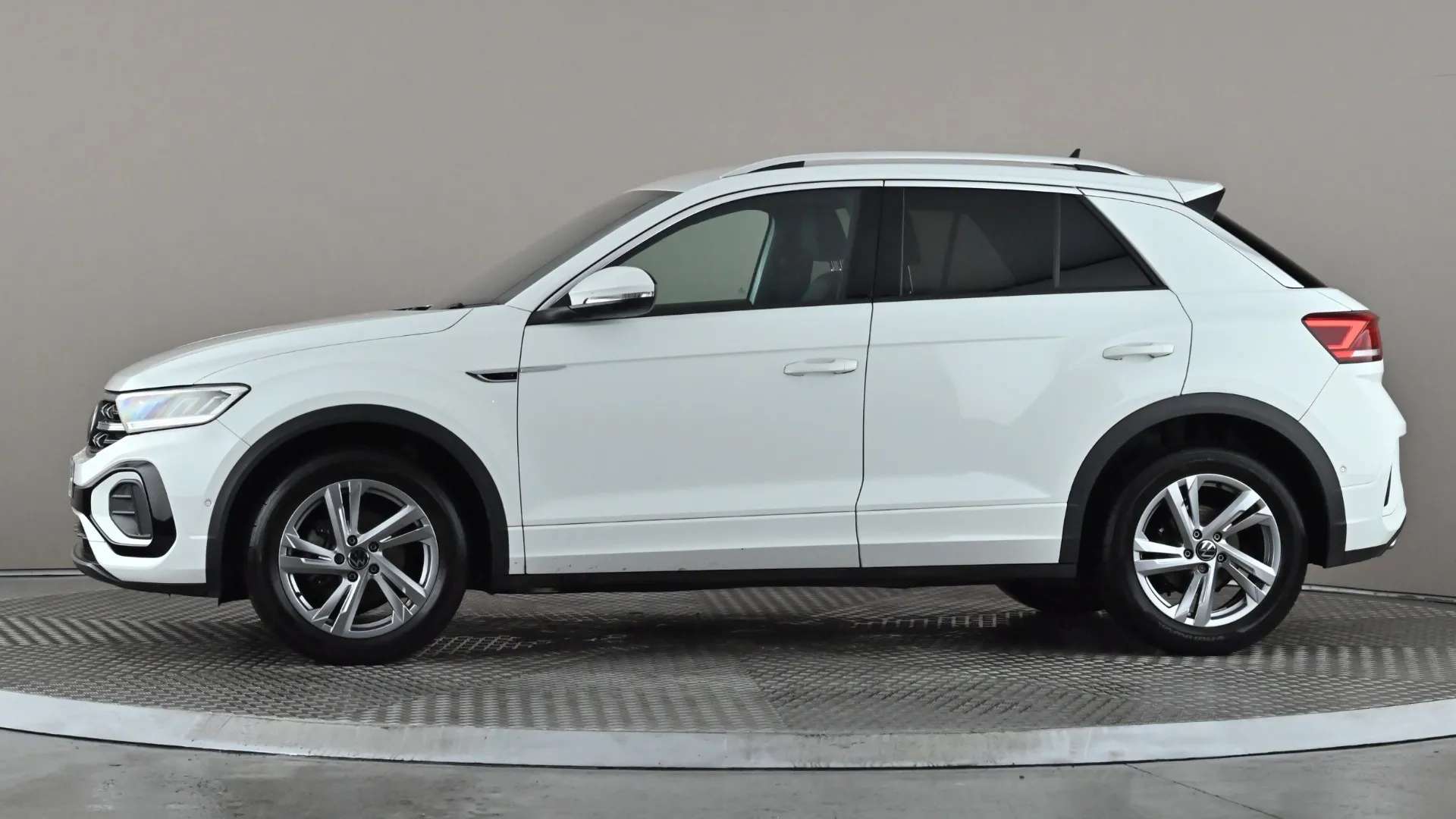 A 2024 VOLKSWAGEN T-ROC 1.5 TSI R-Line DSG A 2024 VOLKSWAGEN T-ROC 1.5 TSI R-Line DSG