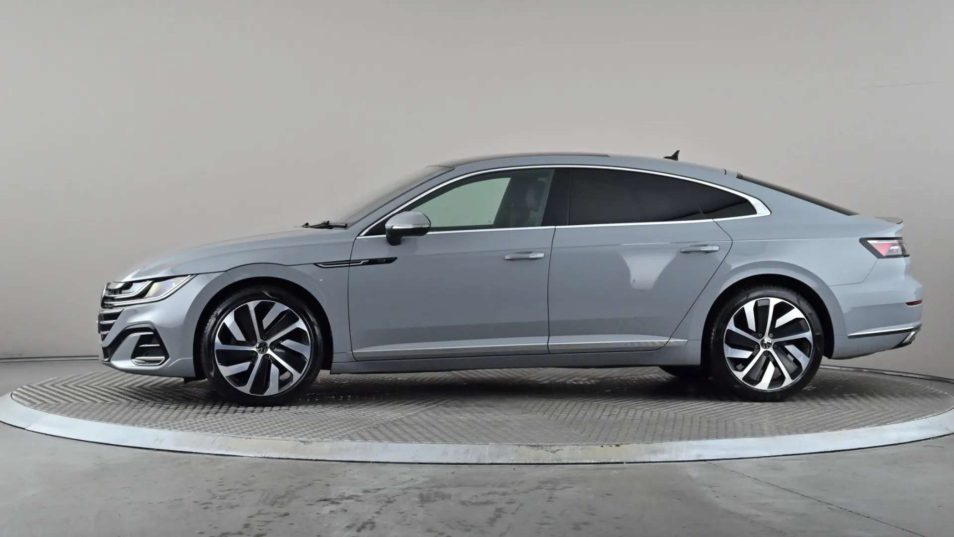 A 2022 VOLKSWAGEN ARTEON 2.0 TSI R-Line DSG A 2022 VOLKSWAGEN ARTEON 2.0 TSI R-Line DSG