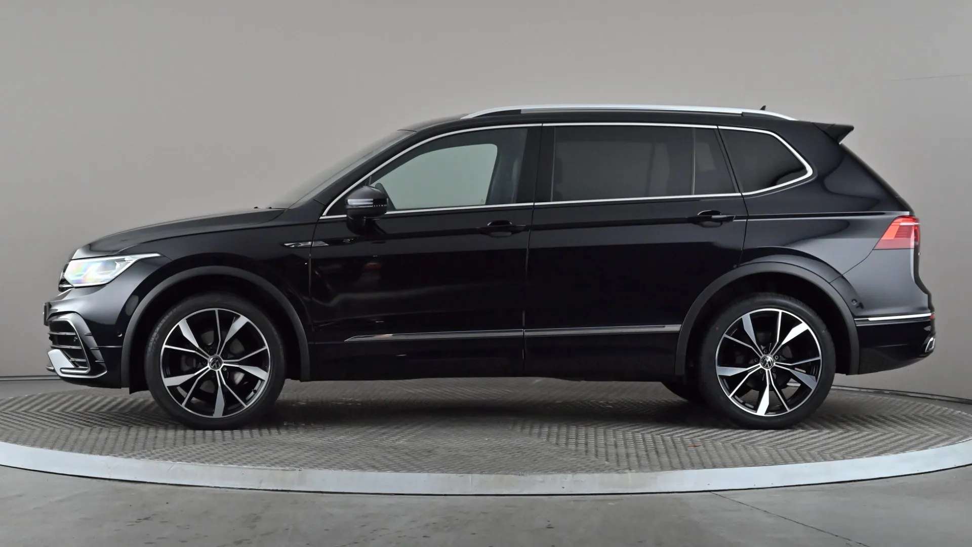 A 2022 VOLKSWAGEN TIGUAN ALLSPACE 1.5 TSI R-Line DSG A 2022 VOLKSWAGEN TIGUAN ALLSPACE 1.5 TSI R-Line DSG