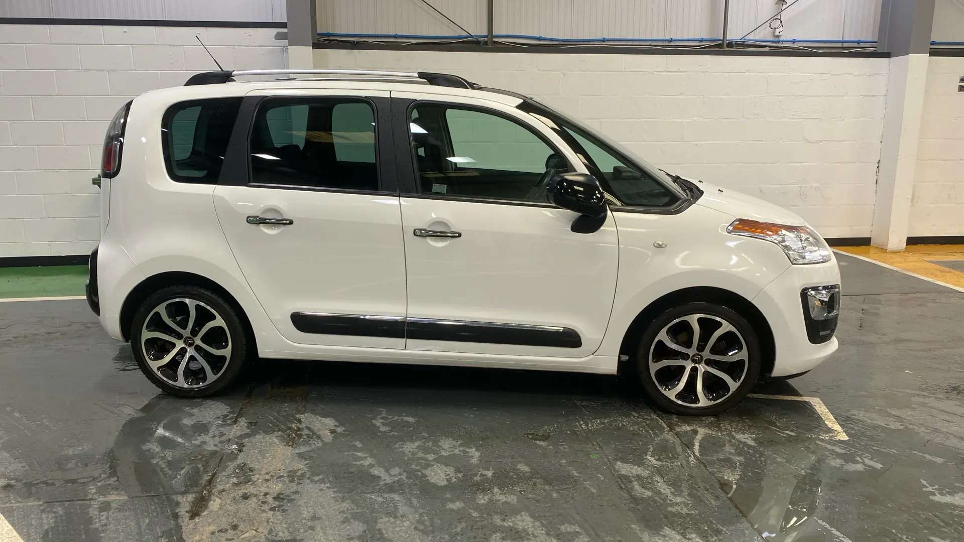 A 2016 CITROEN C3 PICASSO 1.6 BlueHDi Platinum A 2016 CITROEN C3 PICASSO 1.6 BlueHDi Platinum