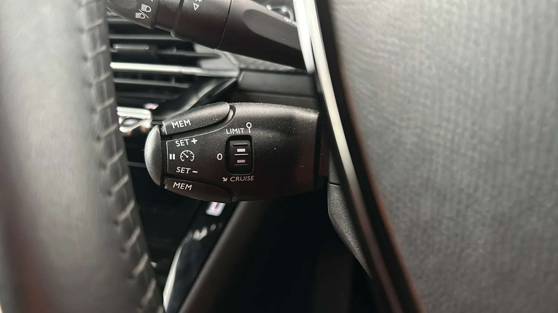 2024 PEUGEOT 2008 2024 PEUGEOT 2008