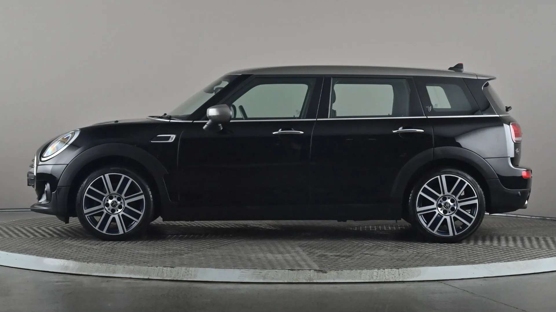 A 2022 MINI CLUBMAN 1.5 Cooper Exclusive 6dr Auto A 2022 MINI CLUBMAN 1.5 Cooper Exclusive 6dr Auto