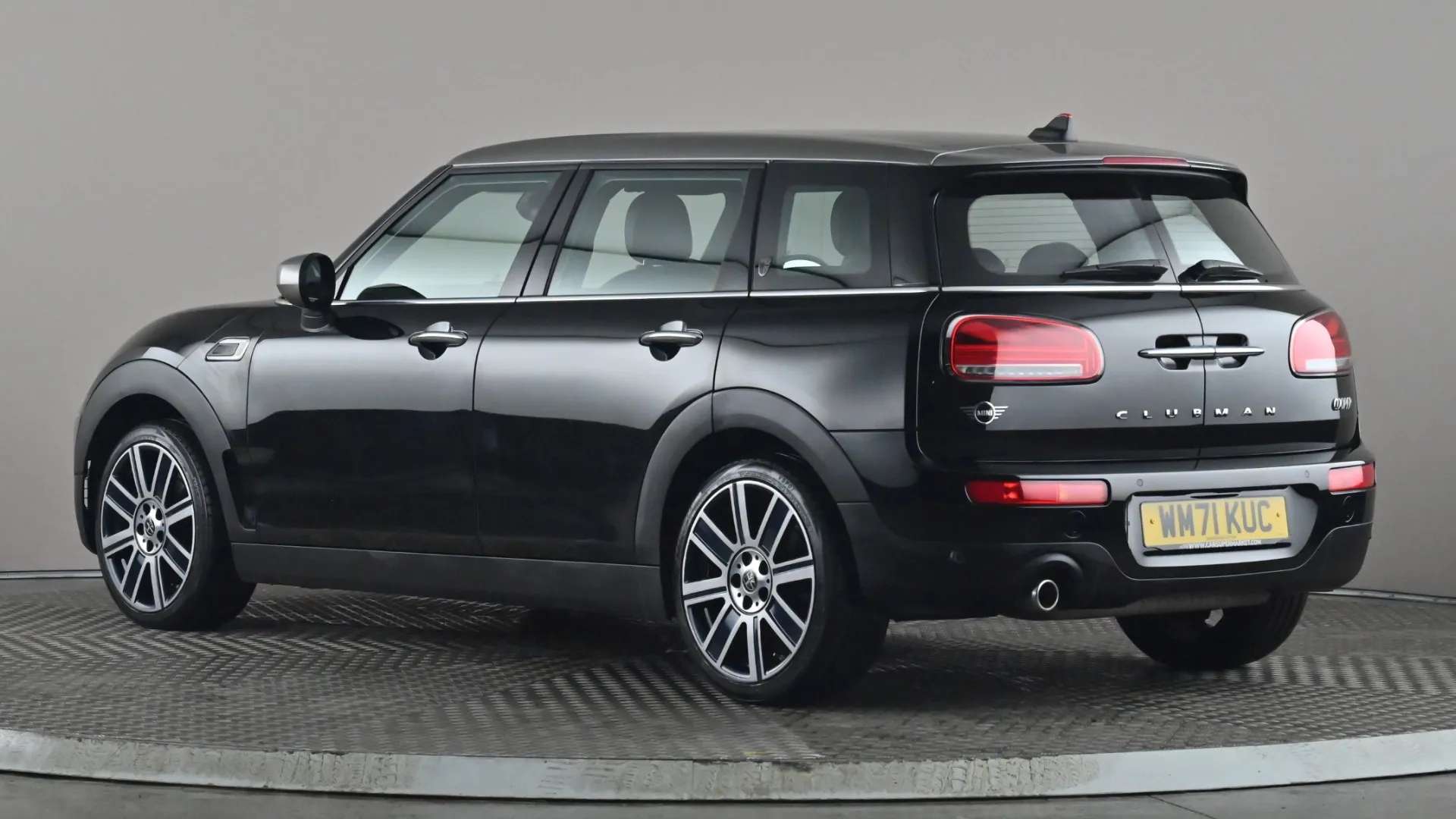 A 2022 MINI CLUBMAN 1.5 Cooper Exclusive 6dr Auto A 2022 MINI CLUBMAN 1.5 Cooper Exclusive 6dr Auto