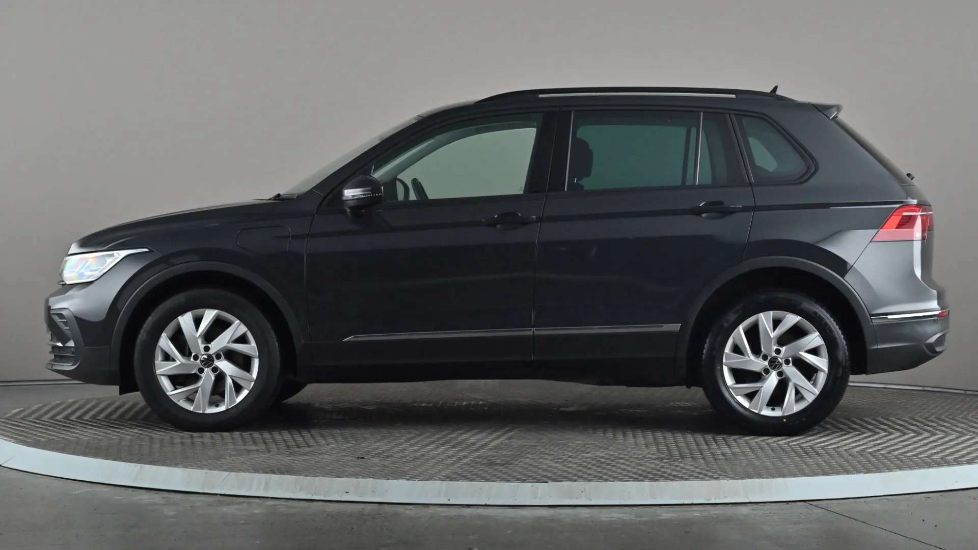 A 2022 VOLKSWAGEN TIGUAN 1.4 TSI eHybrid Life DSG A 2022 VOLKSWAGEN TIGUAN 1.4 TSI eHybrid Life DSG