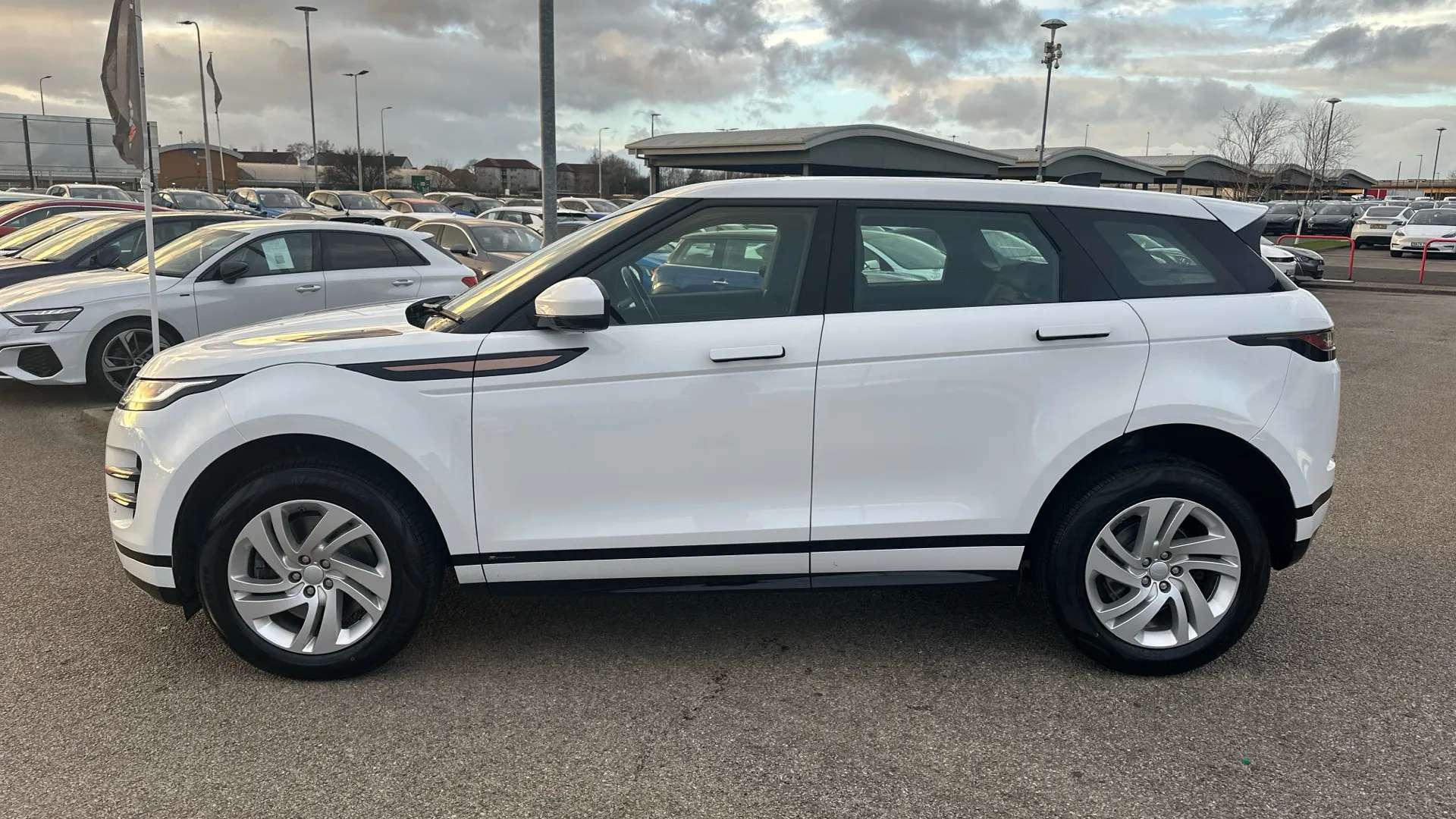 A 2020 LAND ROVER RANGE ROVER EVOQUE 2.0 D150 R-Dynamic S 2WD A 2020 LAND ROVER RANGE ROVER EVOQUE 2.0 D150 R-Dynamic S 2WD