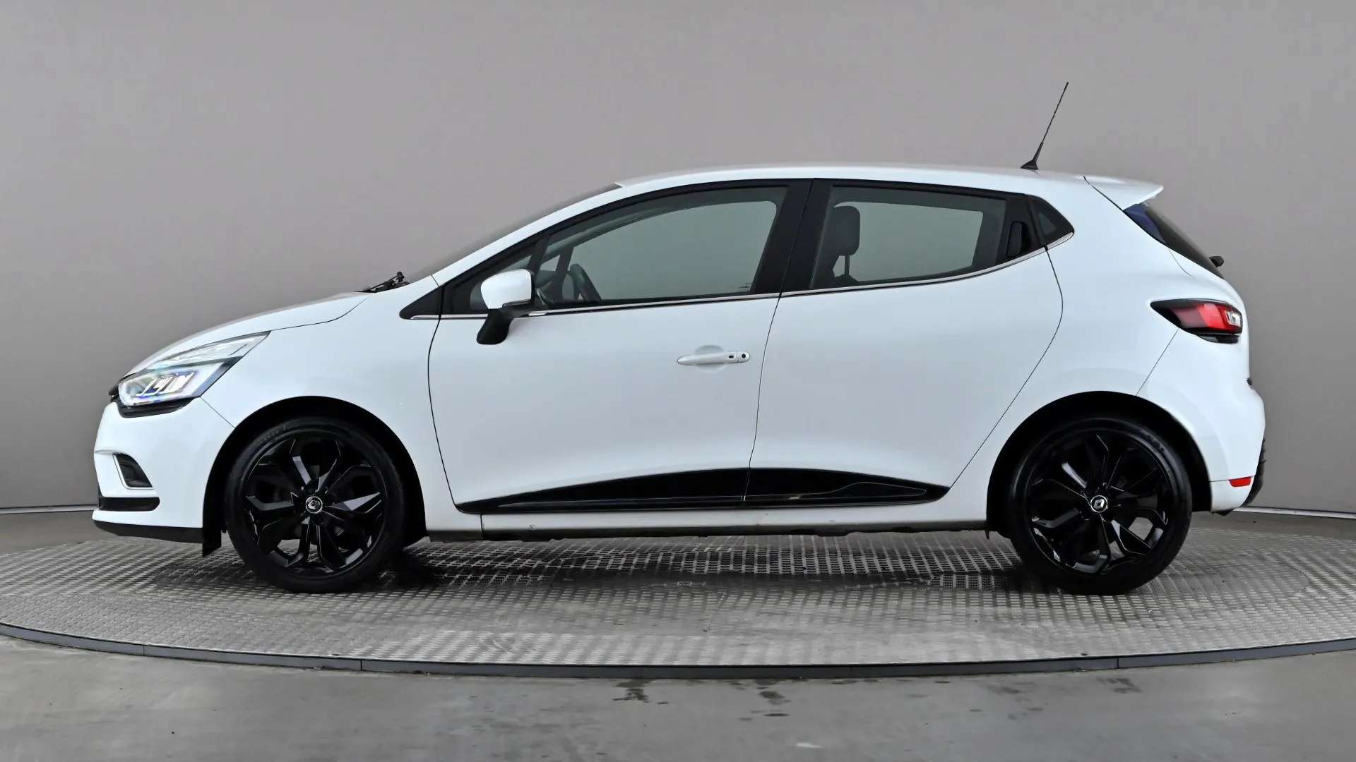 A 2017 RENAULT CLIO 0.9 TCE 90 Dynamique S Nav A 2017 RENAULT CLIO 0.9 TCE 90 Dynamique S Nav