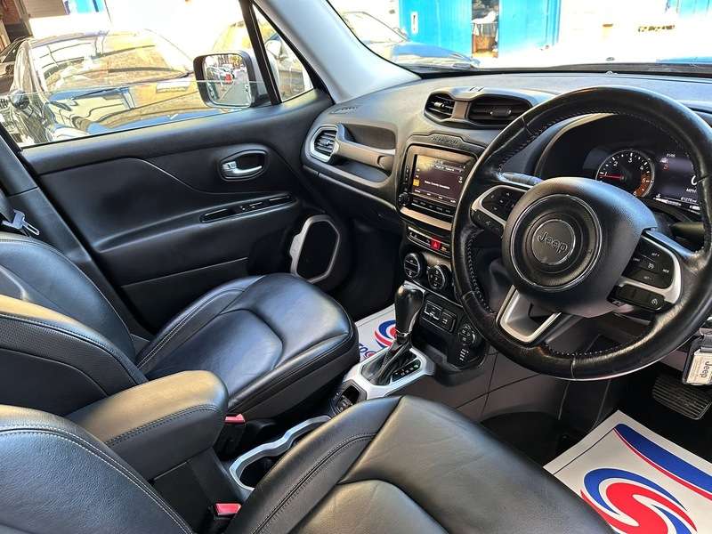 A 2016 JEEP RENEGADE M-JET LIMITED A 2016 JEEP RENEGADE M-JET LIMITED
