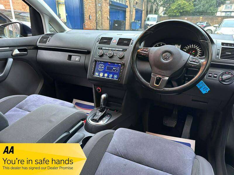 A 2014 VOLKSWAGEN TOURAN SE A 2014 VOLKSWAGEN TOURAN SE